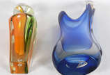 Duas peças de Murano, sendo: Garrafa nas cores ... - Duas peças de Murano, sendo: Garrafa nas cores laranja e verde assinada Molinari e,  Vaso azul com borda em pontas.