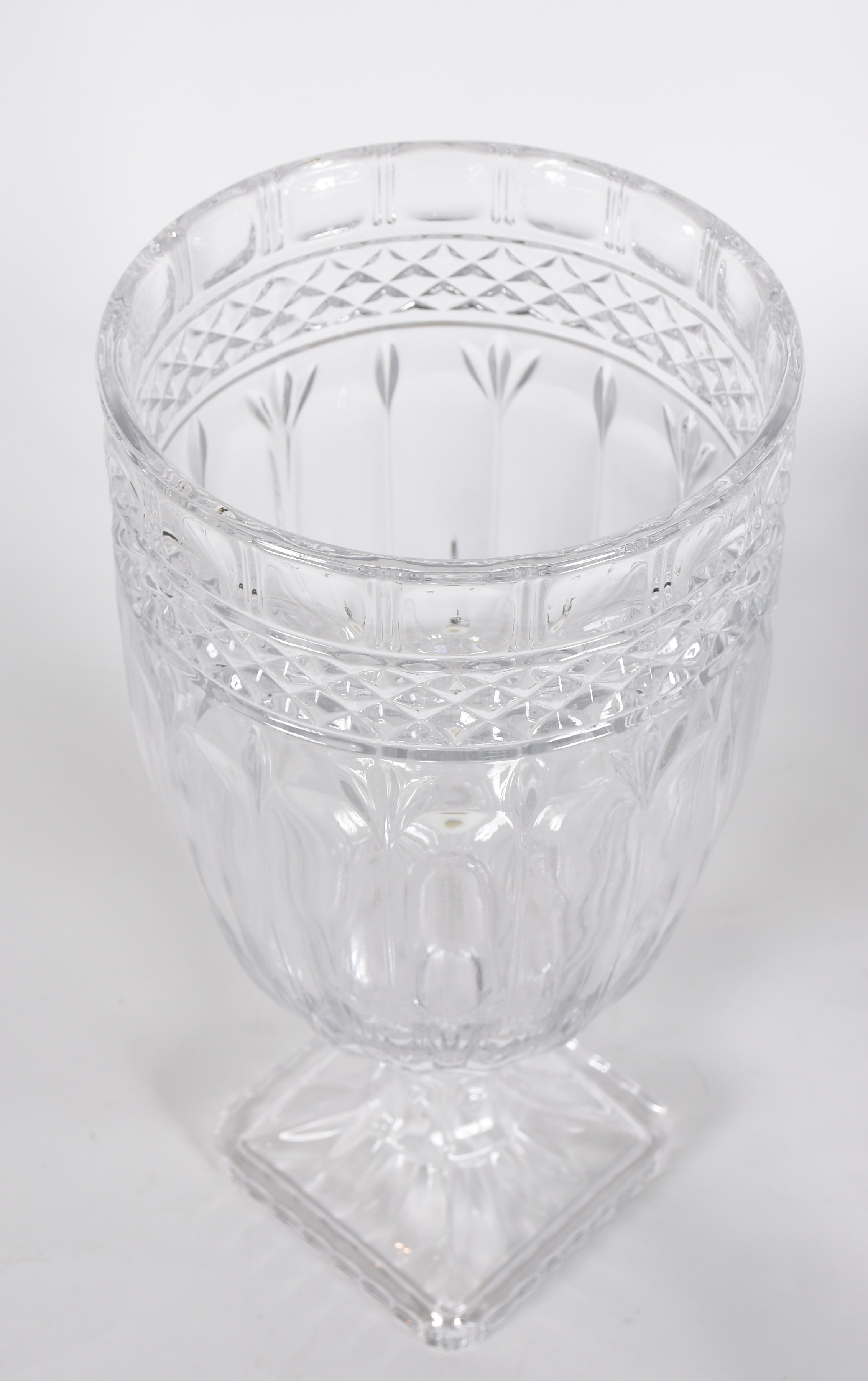 Duas peças de cristal, sendo: Refresqueira e bowl. - foto 2 de 3