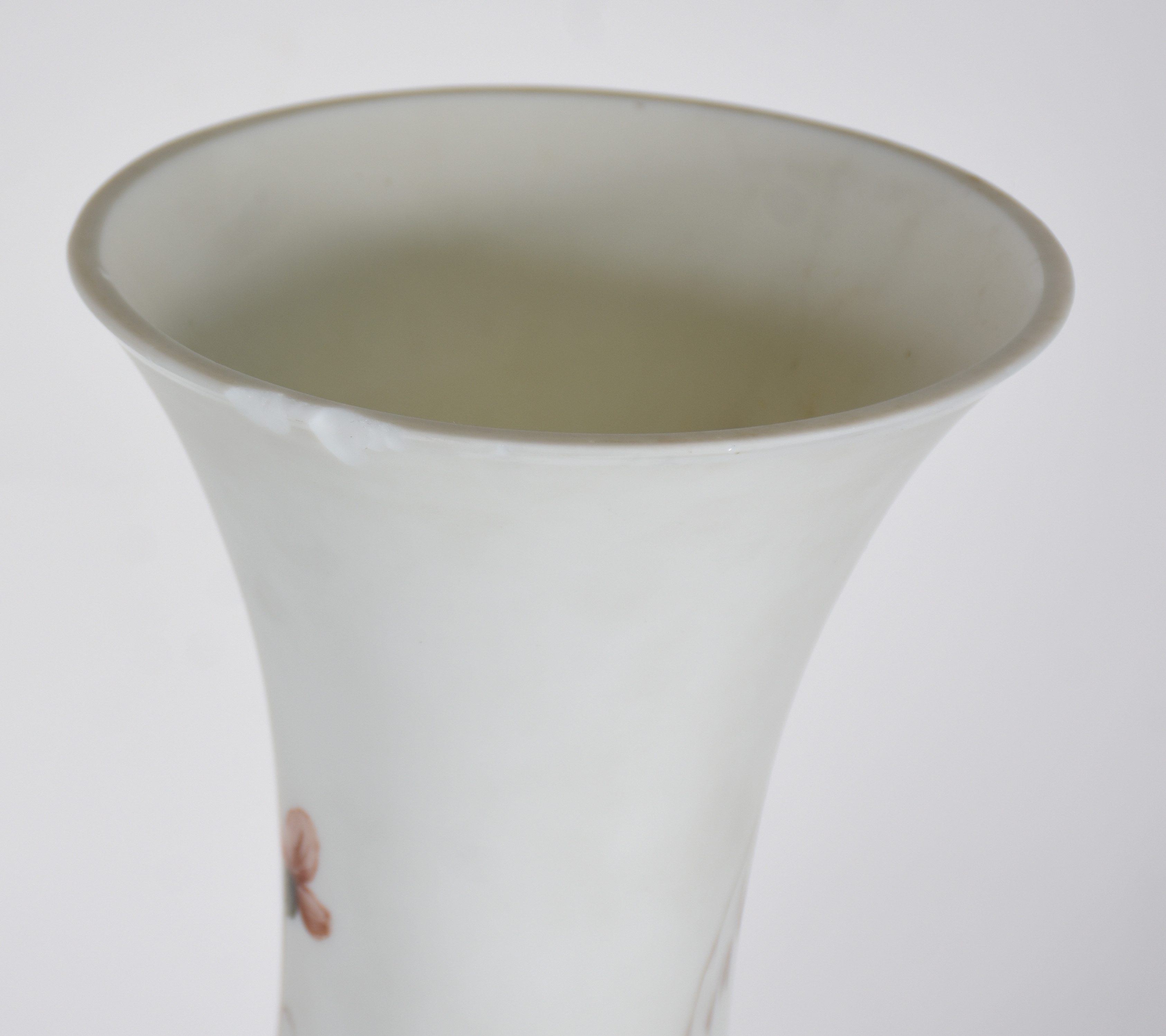 Grande vaso opalina com flores. (Borda com bicada). - foto 3 de 4