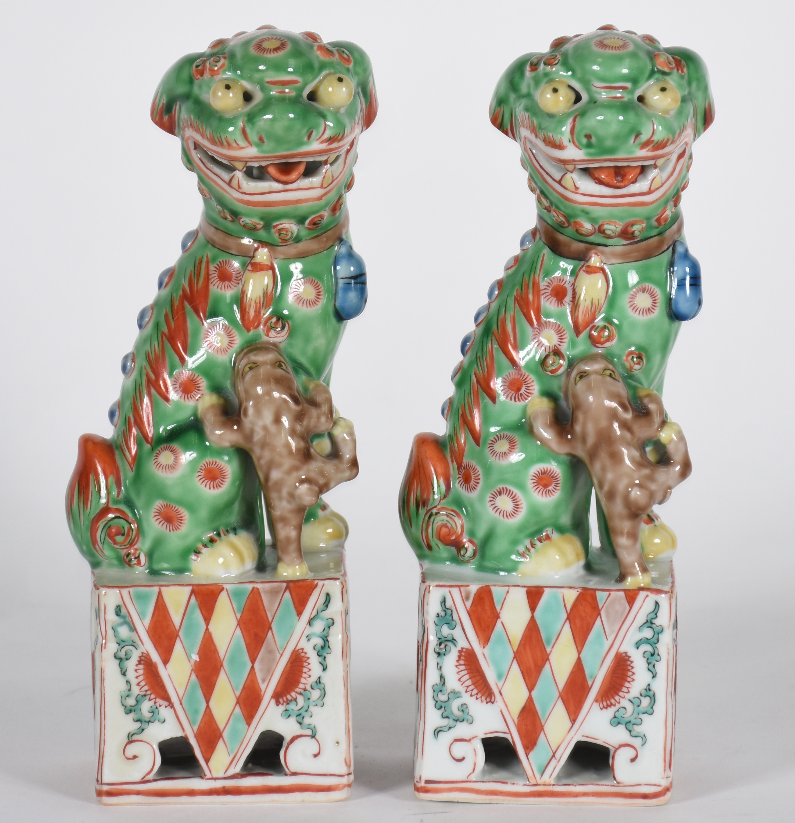 Par de cães de Fó de porcelana oriental policromada. - foto 1 de 4