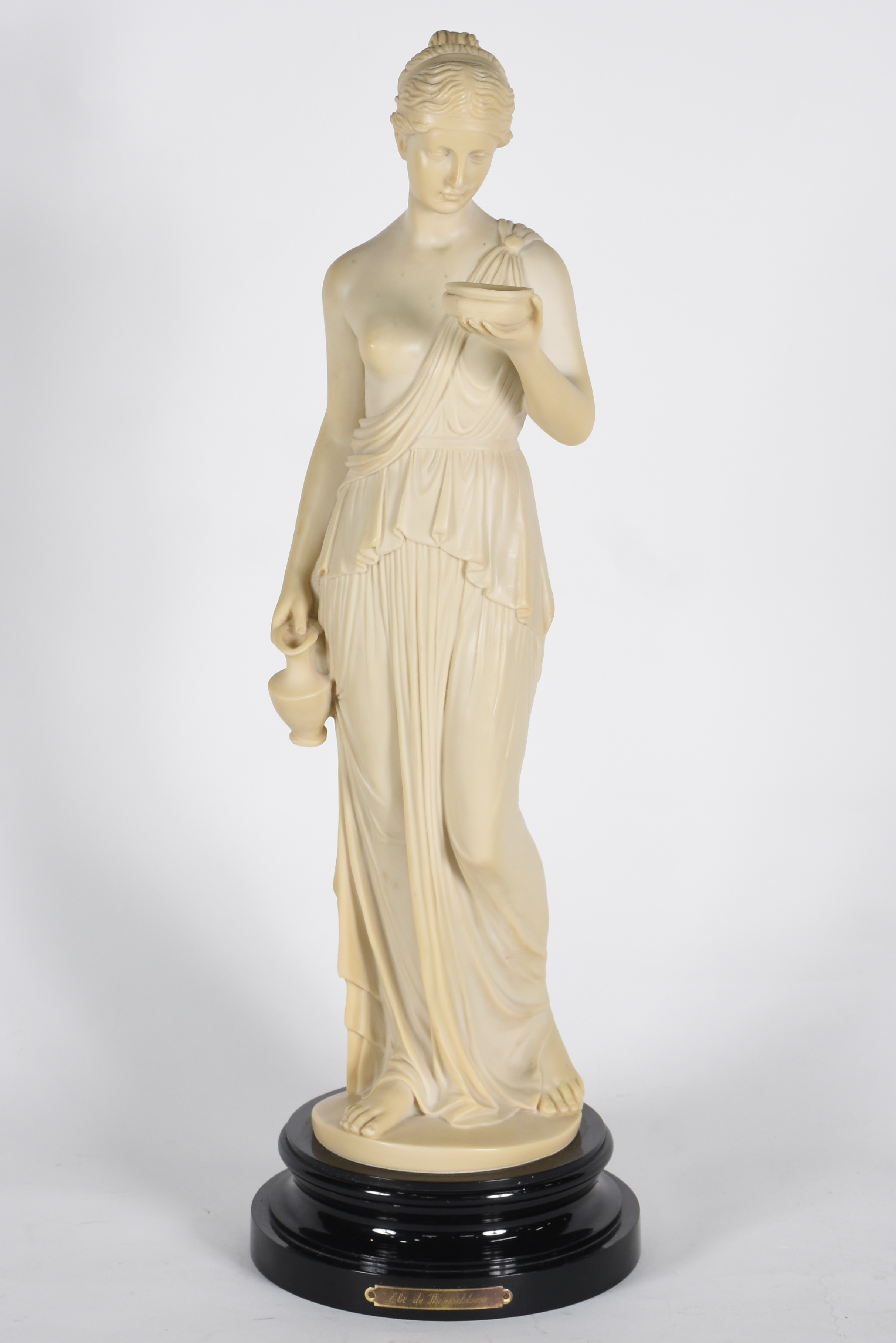 Estatueta de marfinite representando "Dama com taça". - foto 1 de 5