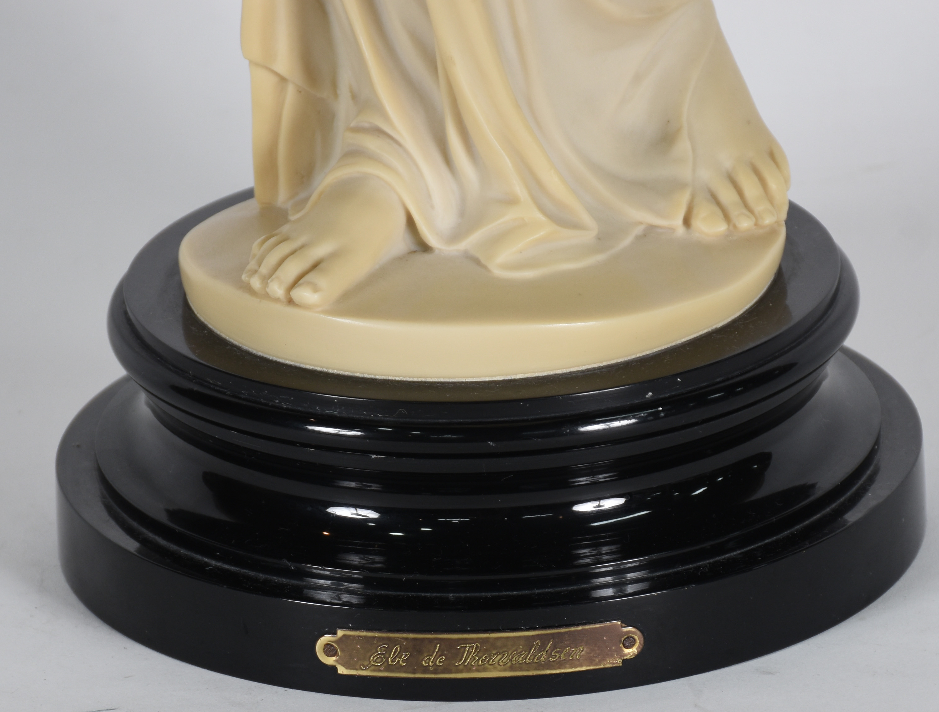 Estatueta de marfinite representando "Dama com taça". - foto 2 de 5