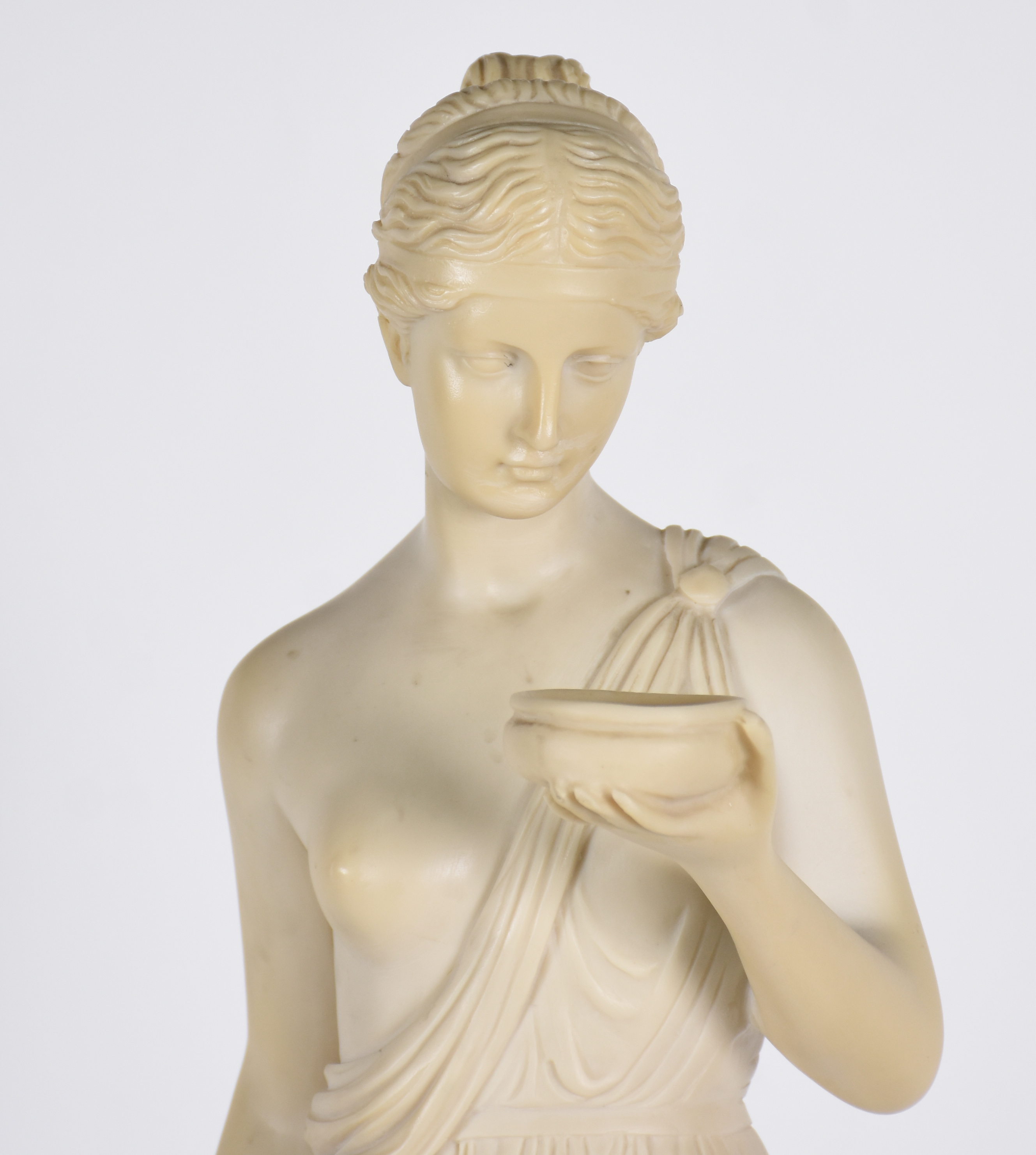 Estatueta de marfinite representando "Dama com taça". - foto 3 de 5