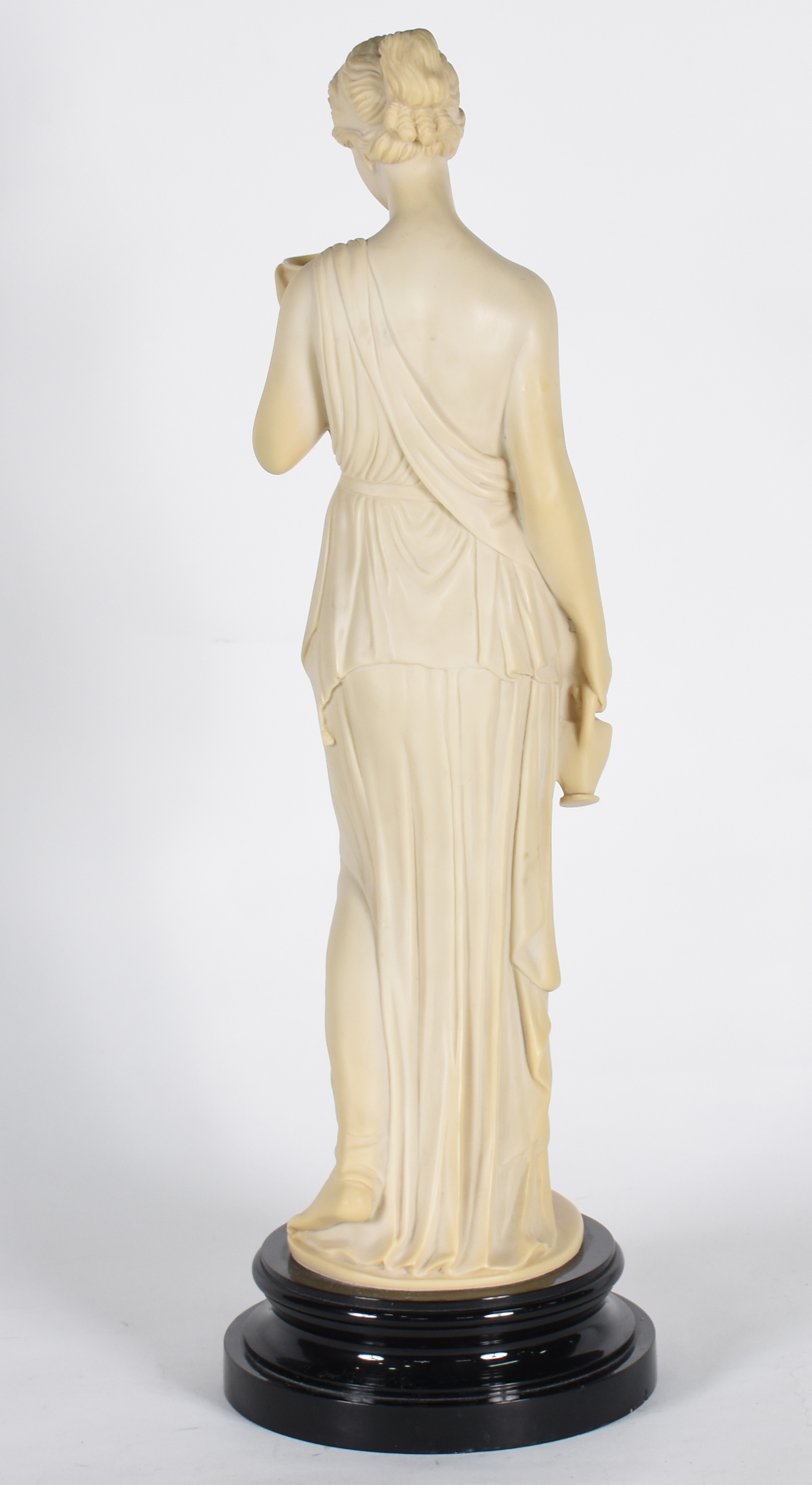 Estatueta de marfinite representando "Dama com taça". - foto 4 de 5