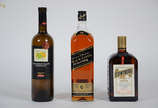 Três bebidas, sendo: whisky Johnnie Walker Blac... - Três bebidas, sendo: whisky Johnnie Walker Black Label, licor Cointreau e vinho branco Calvet.