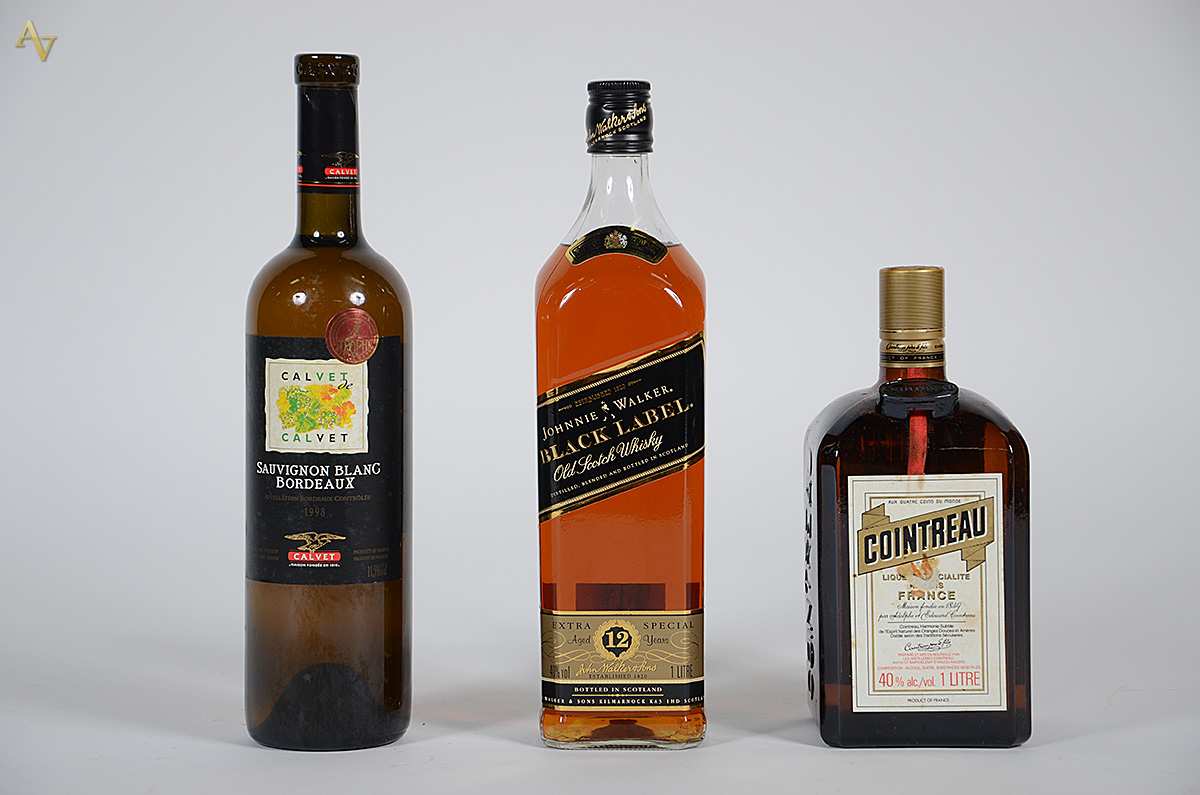Três bebidas, sendo: whisky Johnnie Walker Black Label, licor... - foto 1 de 2