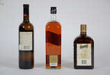 Três bebidas, sendo: whisky Johnnie Walker Blac... - Três bebidas, sendo: whisky Johnnie Walker Black Label, licor Cointreau e vinho branco Calvet.