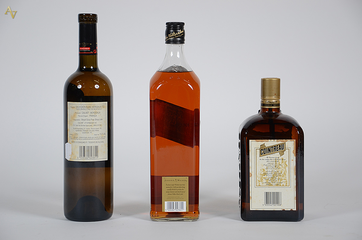 Três bebidas, sendo: whisky Johnnie Walker Black Label, licor... - foto 2 de 2
