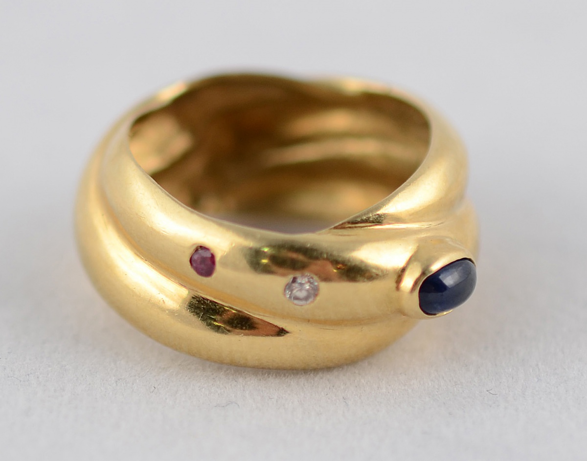 Anel de ouro 18 k com cabochon de safira, 2 brilhantes e 2 rubis na... - foto 1 de 2