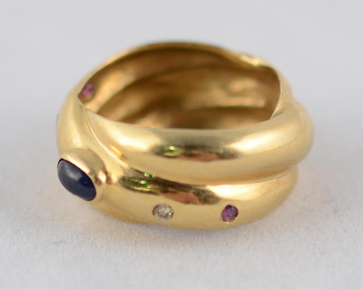 Anel de ouro 18 k com cabochon de safira, 2 brilhantes e 2 rubis na... - foto 2 de 2