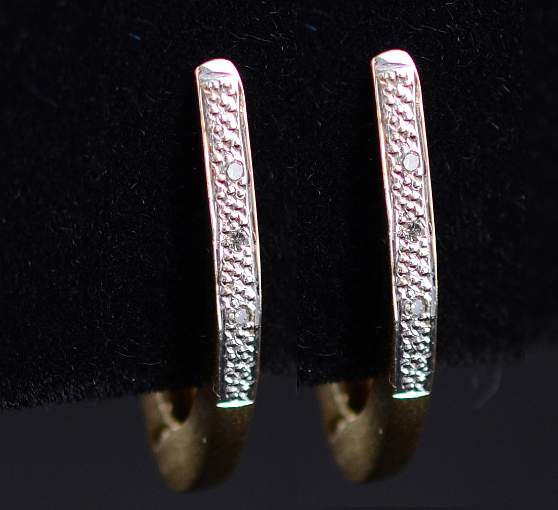 Par de brincos de ouro amarelo 18 k com 8 brilhantes - 3,6 g.