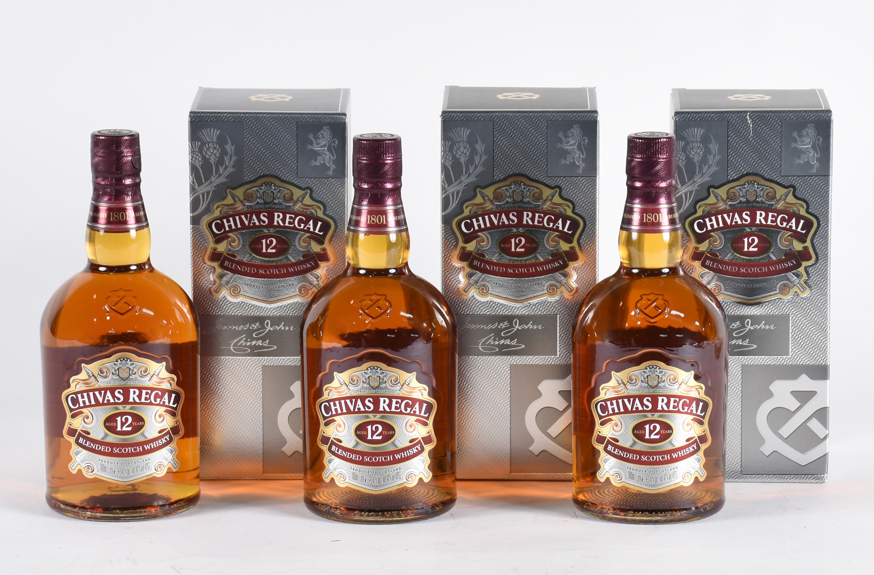 Tres garrafas de Whisky Chivas 12 anos. - foto 1 de 2