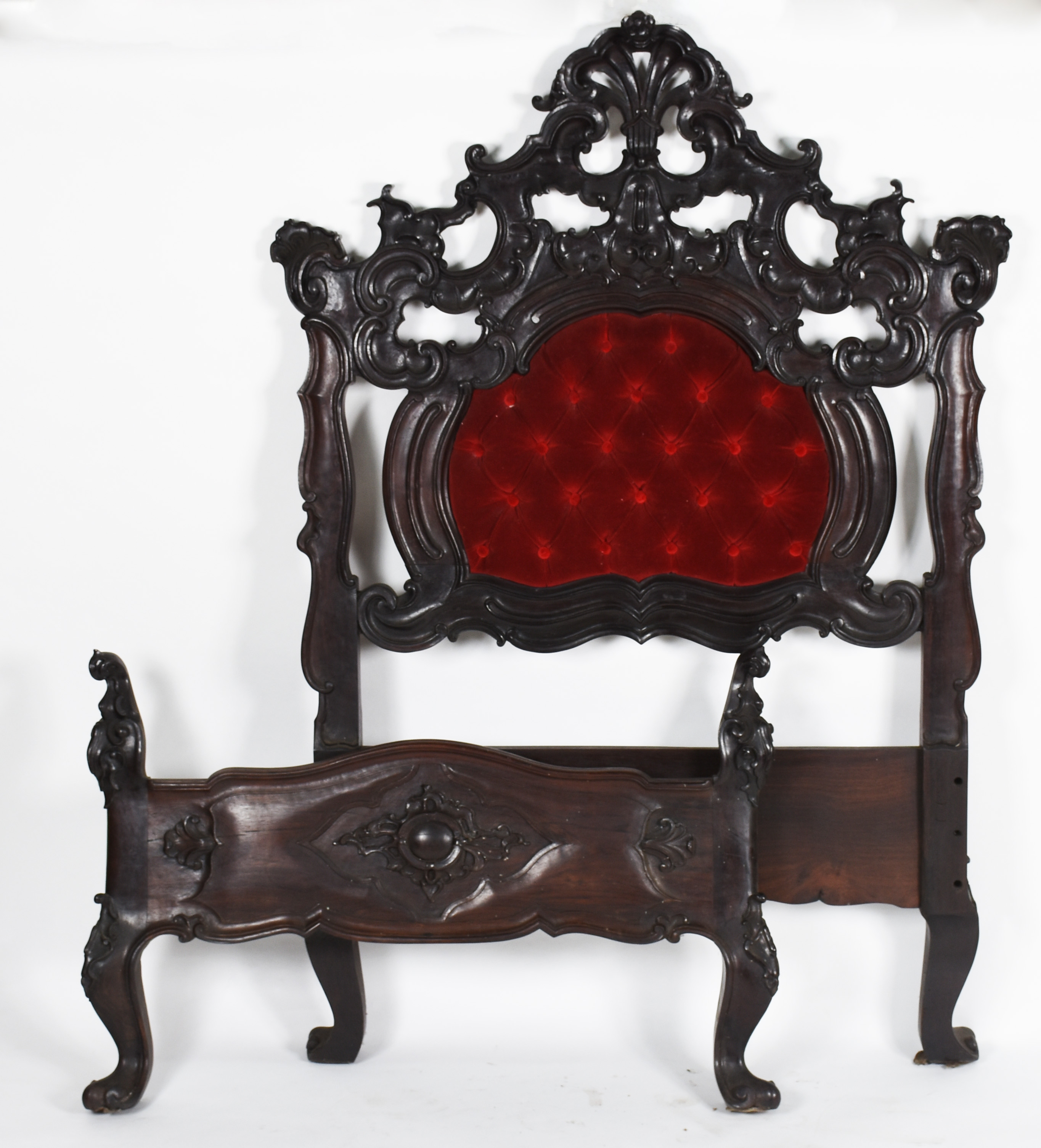 Cama de jacarandá maciço estilo Luiz XV, encosto forrado com veludo... - foto 1 de 3