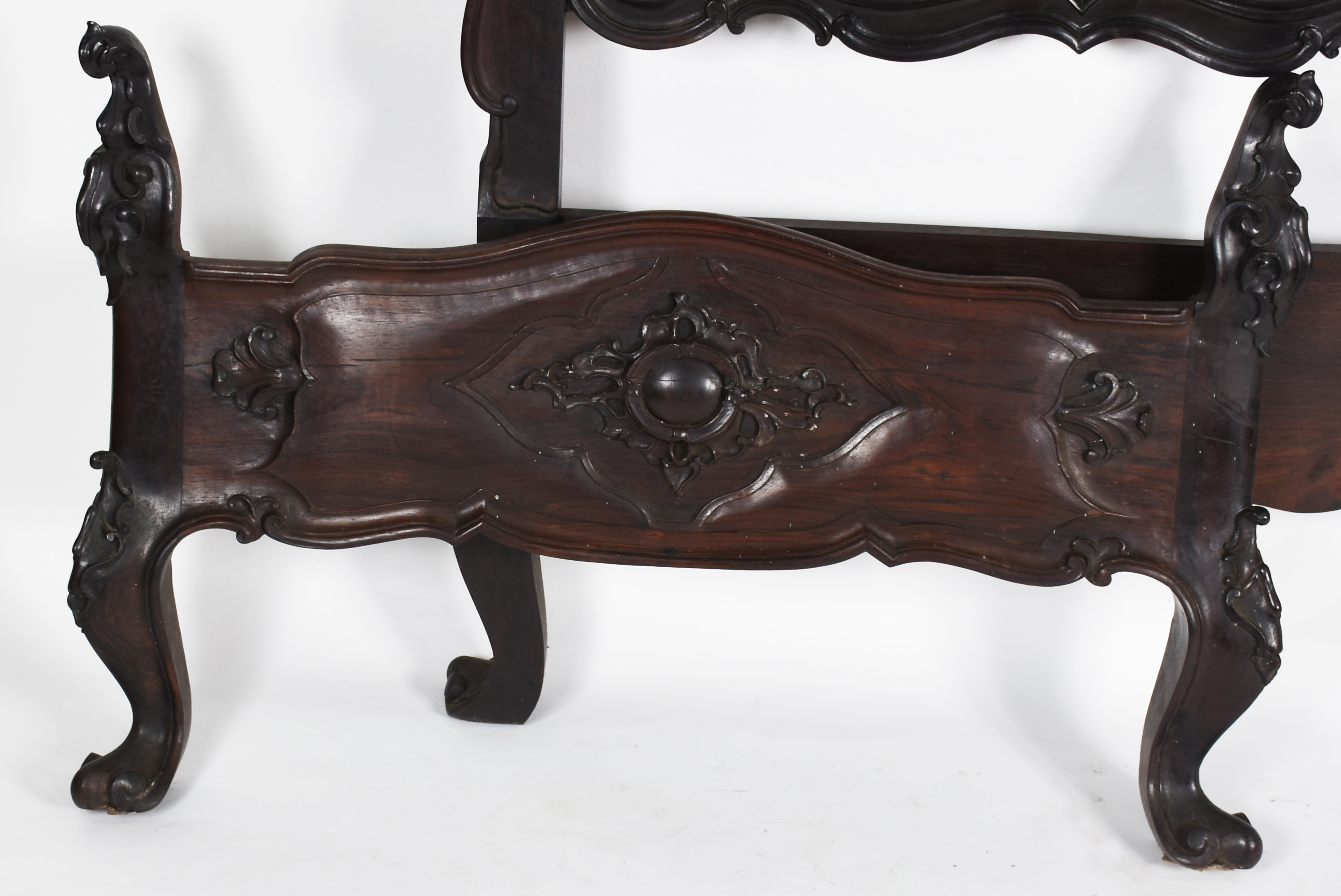 Cama de jacarandá maciço estilo Luiz XV, encosto forrado com veludo... - foto 2 de 3