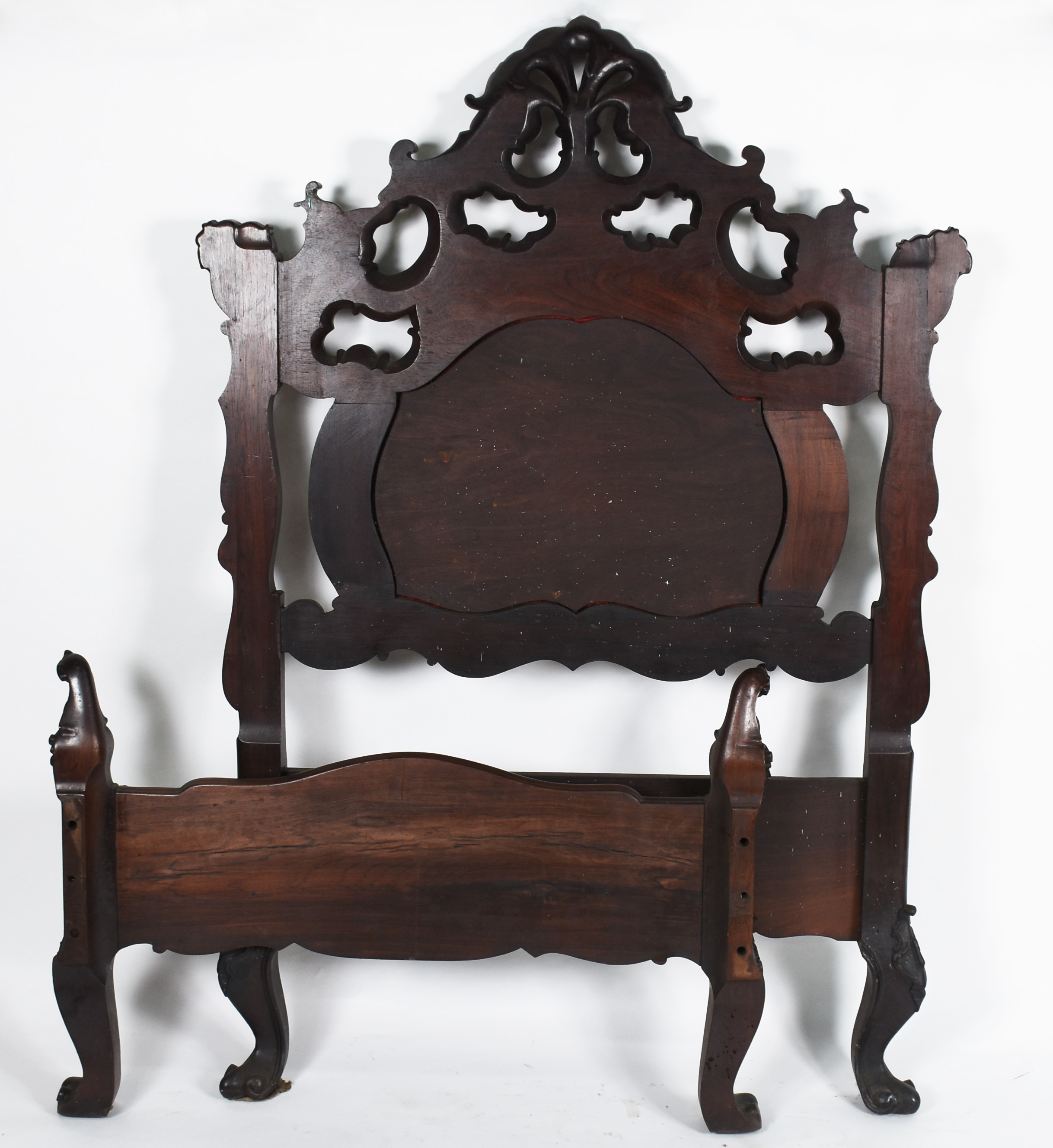 Cama de jacarandá maciço estilo Luiz XV, encosto forrado com veludo... - foto 3 de 3