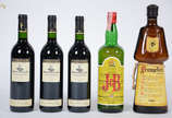 Cinco bebidas, sendo: whisky JB, licor Frangeli... - Cinco bebidas, sendo: whisky JB, licor Frangelico e três garrafas de vinho tinto Barton e Guestier - Cordieur.