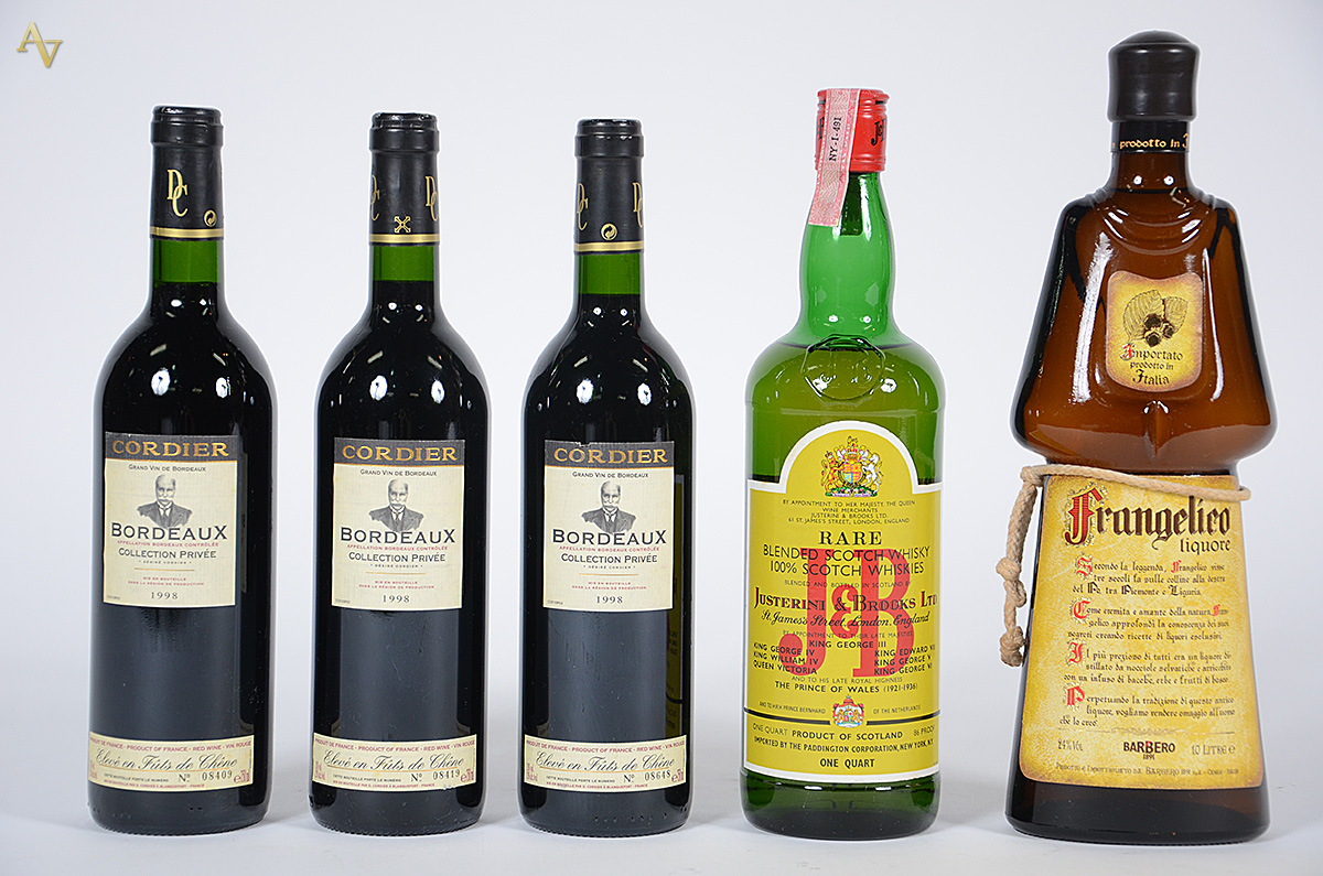 Cinco bebidas, sendo: whisky JB, licor Frangelico e três garrafas de... - foto 1 de 2