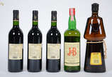 Cinco bebidas, sendo: whisky JB, licor Frangeli... - Cinco bebidas, sendo: whisky JB, licor Frangelico e três garrafas de vinho tinto Barton e Guestier - Cordieur.