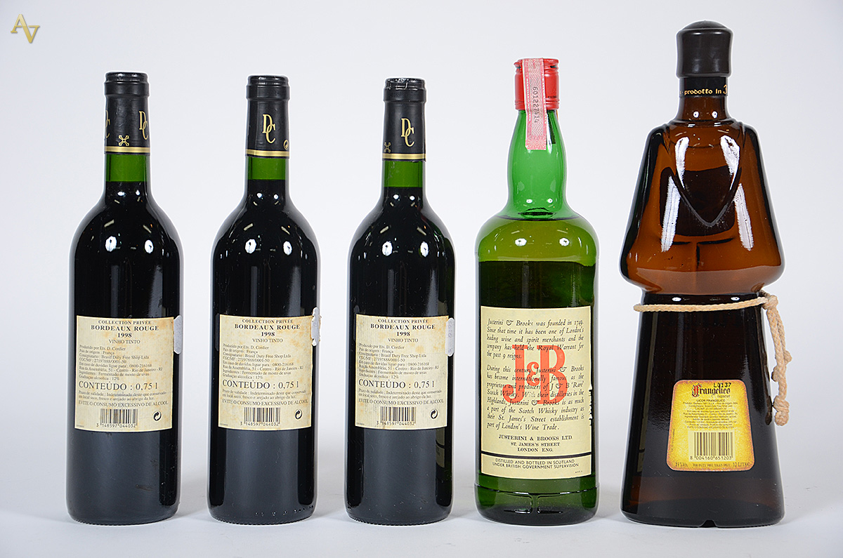 Cinco bebidas, sendo: whisky JB, licor Frangelico e três garrafas de... - foto 2 de 2