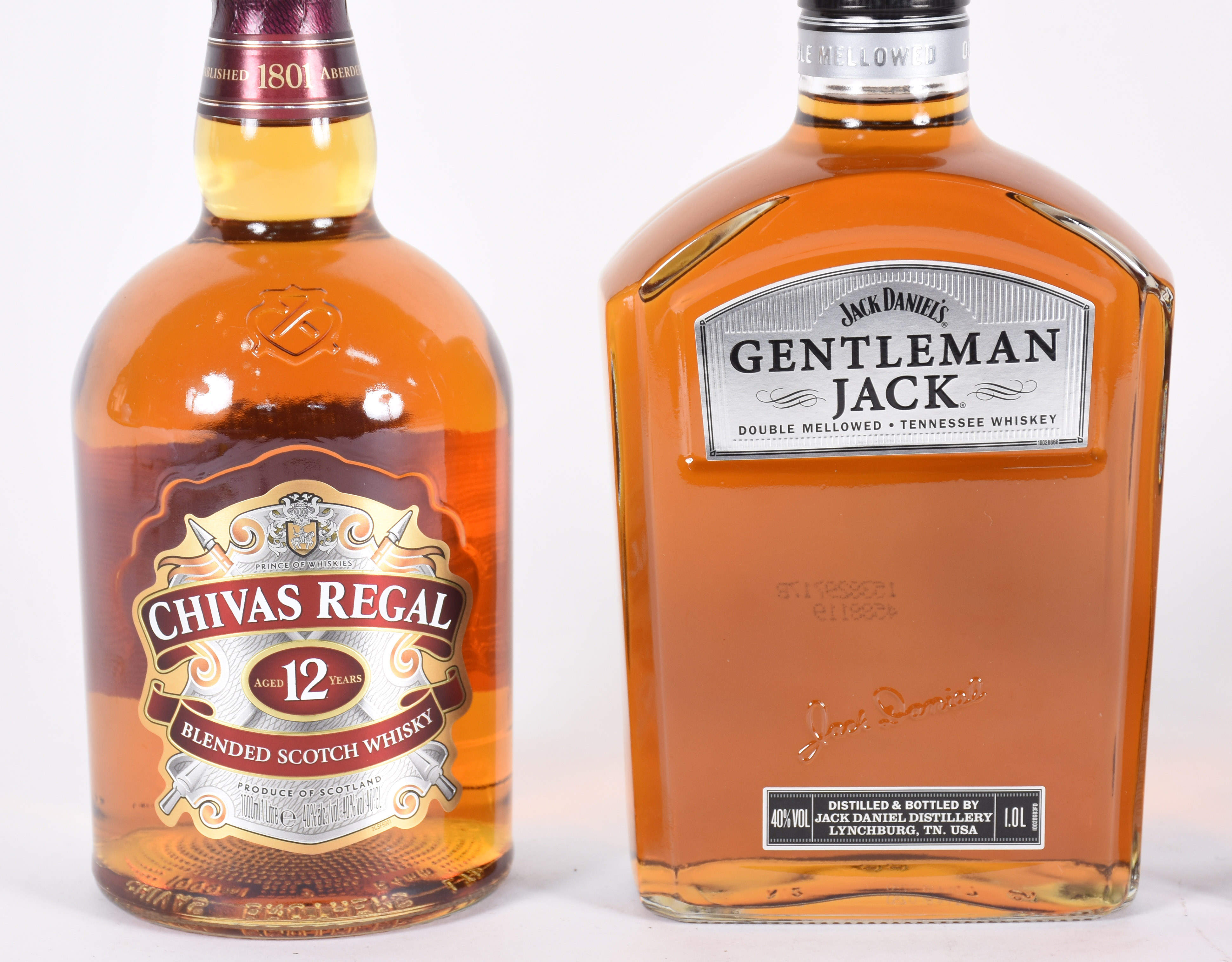 Quatro garrafas de Whisky, sendo: 2 Gentleman Jack, 1 Chivas e 1... - foto 2 de 4
