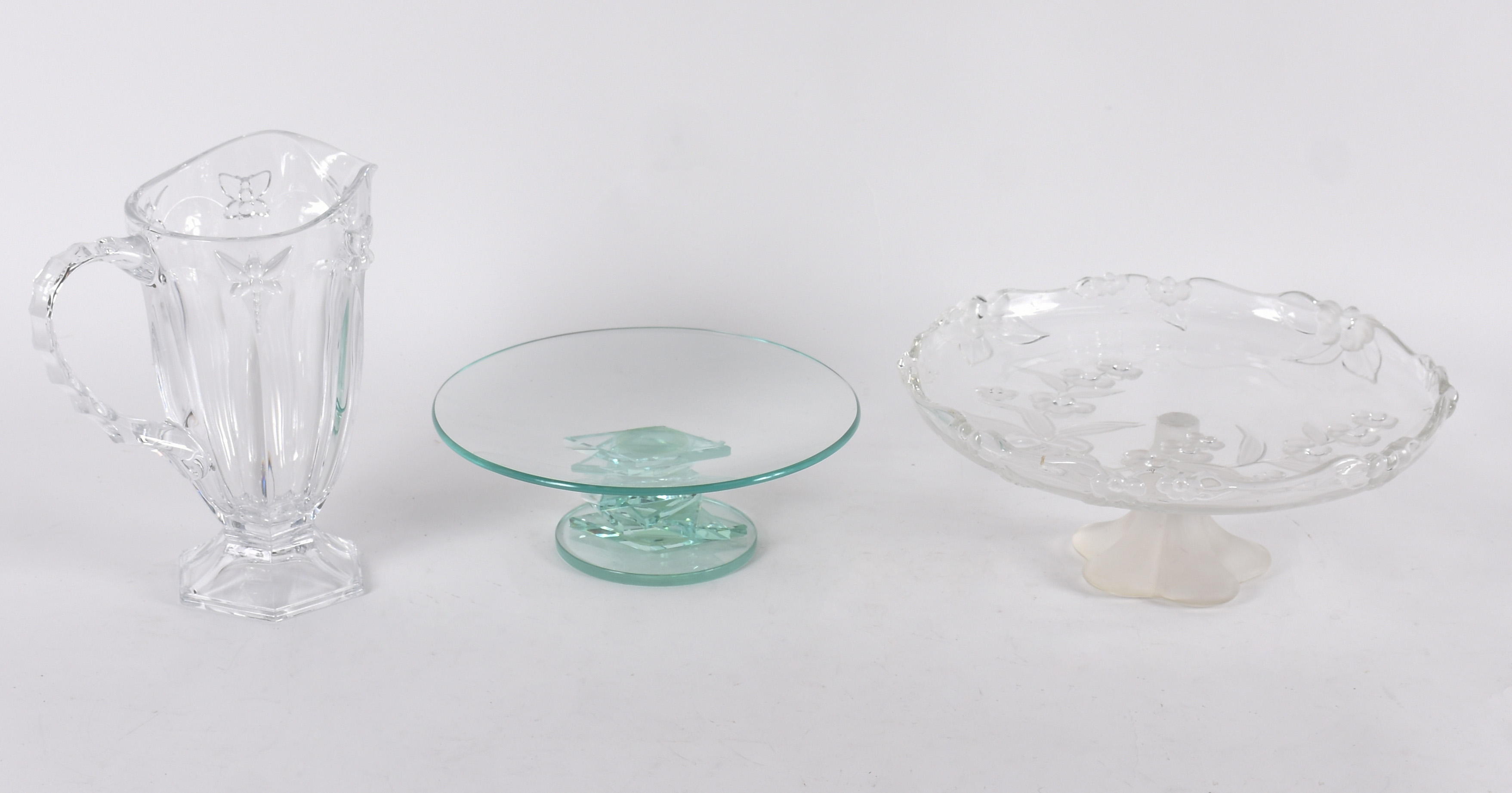 Tres peças, sendo jarra para água (altura 25 cm)e dois prato para... - foto 2 de 5