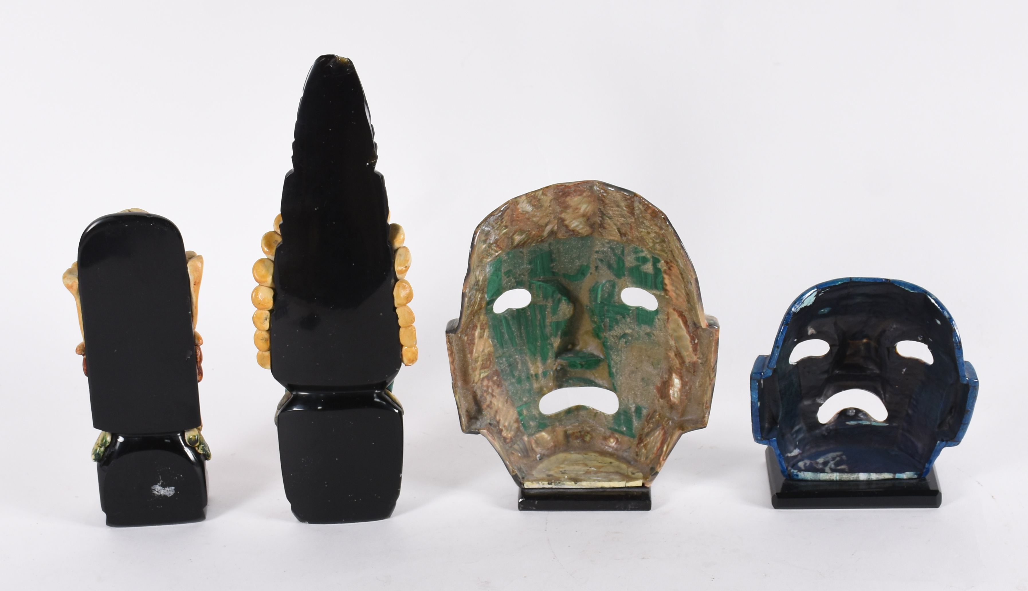 Quatro enfeites/máscaras diversos de pedra mexicana. - foto 2 de 4