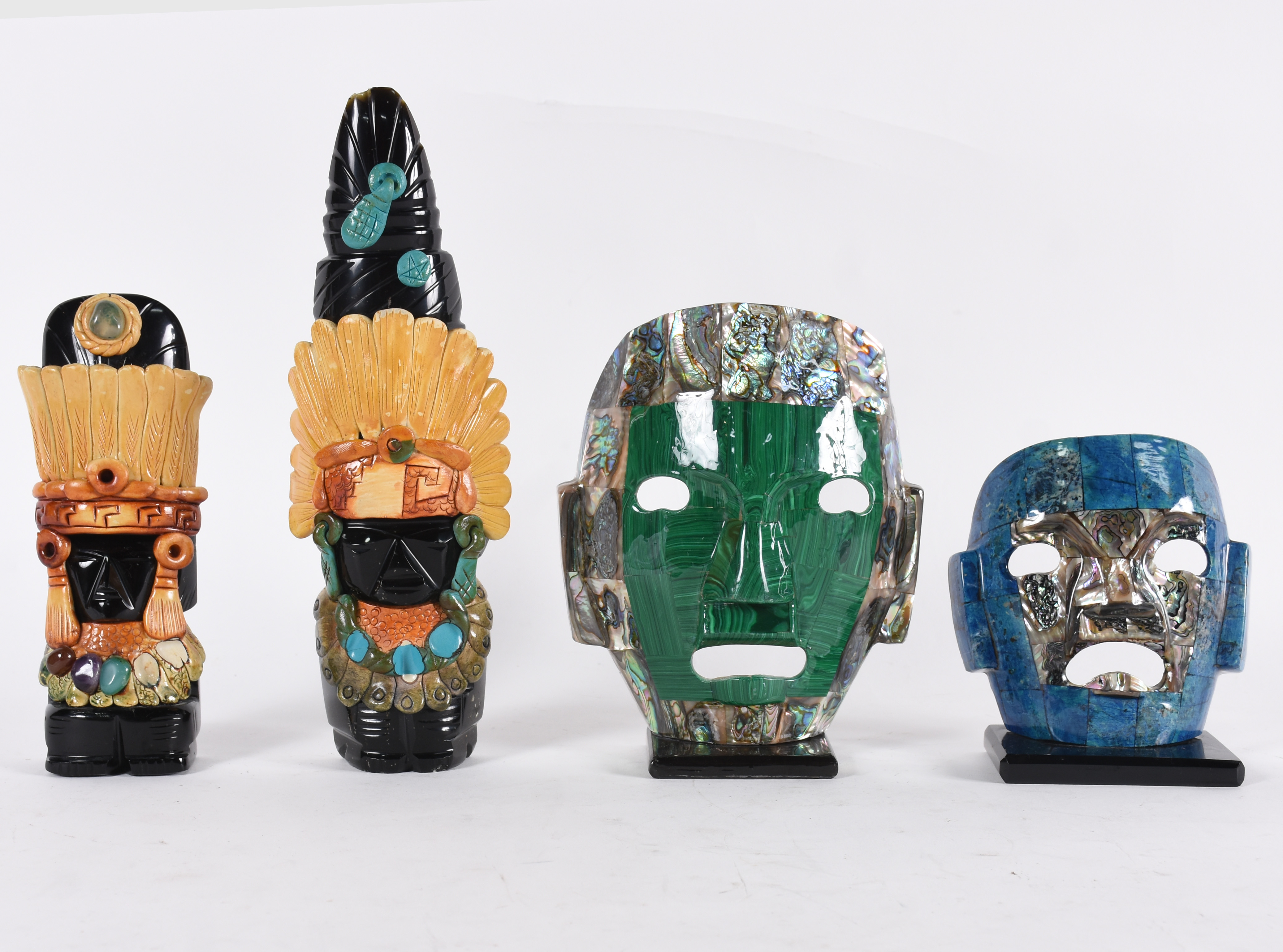 Quatro enfeites/máscaras diversos de pedra mexicana. - foto 1 de 4