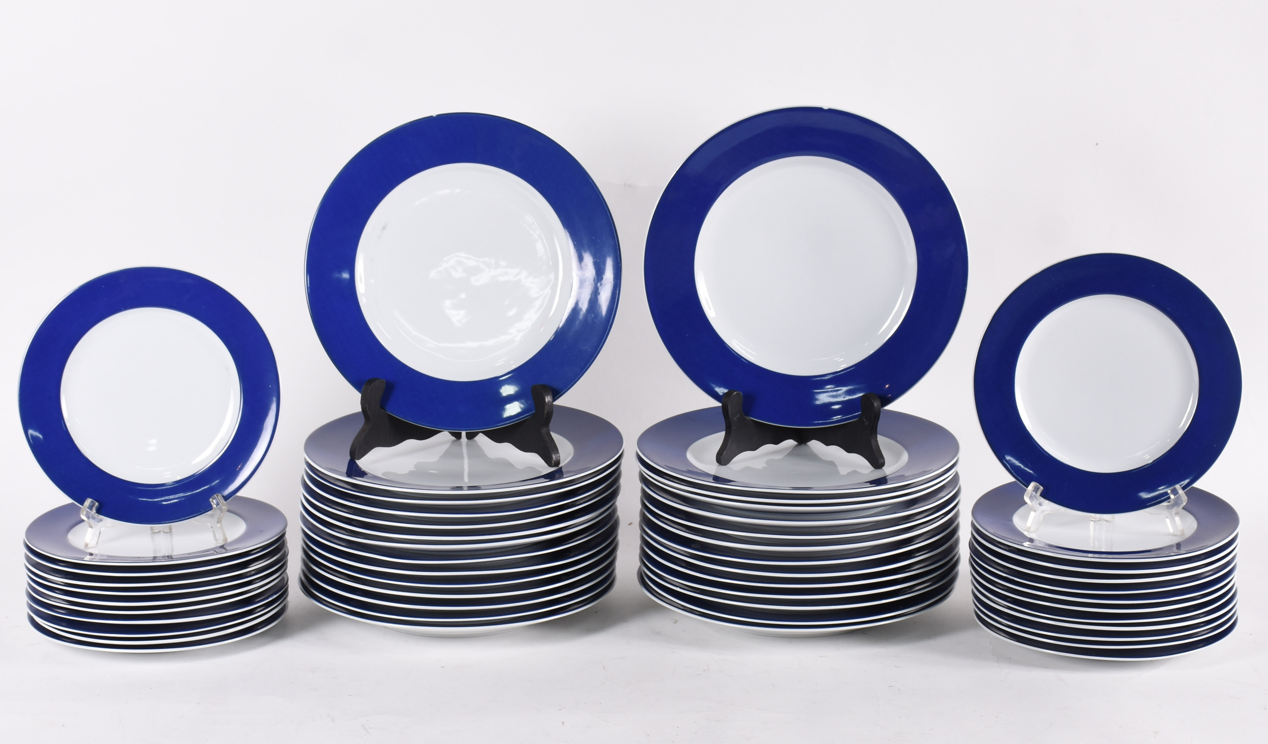 Serviço de jantar de porcelana "EMA", borda azul, composto de 28... - foto 1 de 4
