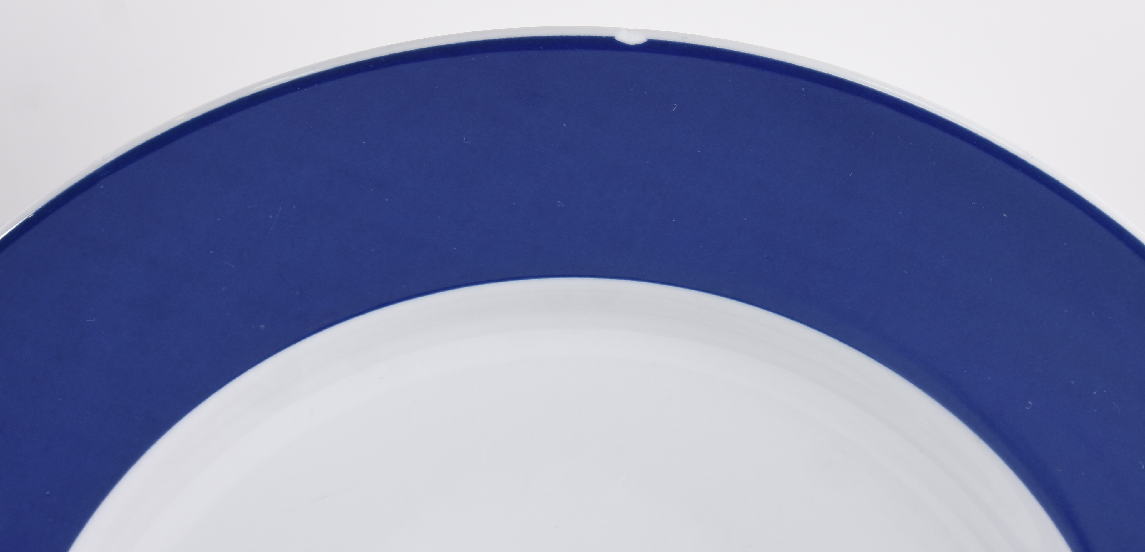 Serviço de jantar de porcelana "EMA", borda azul, composto de 28... - foto 2 de 4