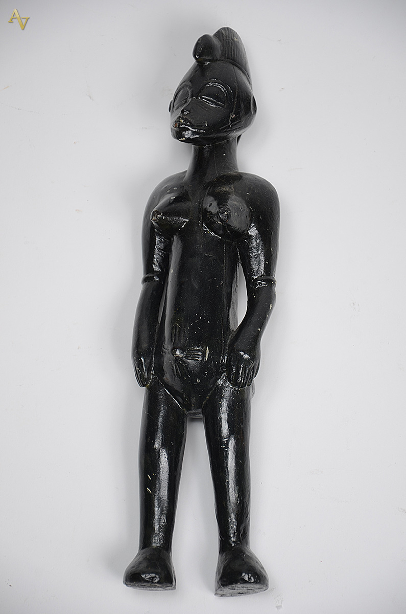 Estatueta africana de madeira. Altura 27 cm.