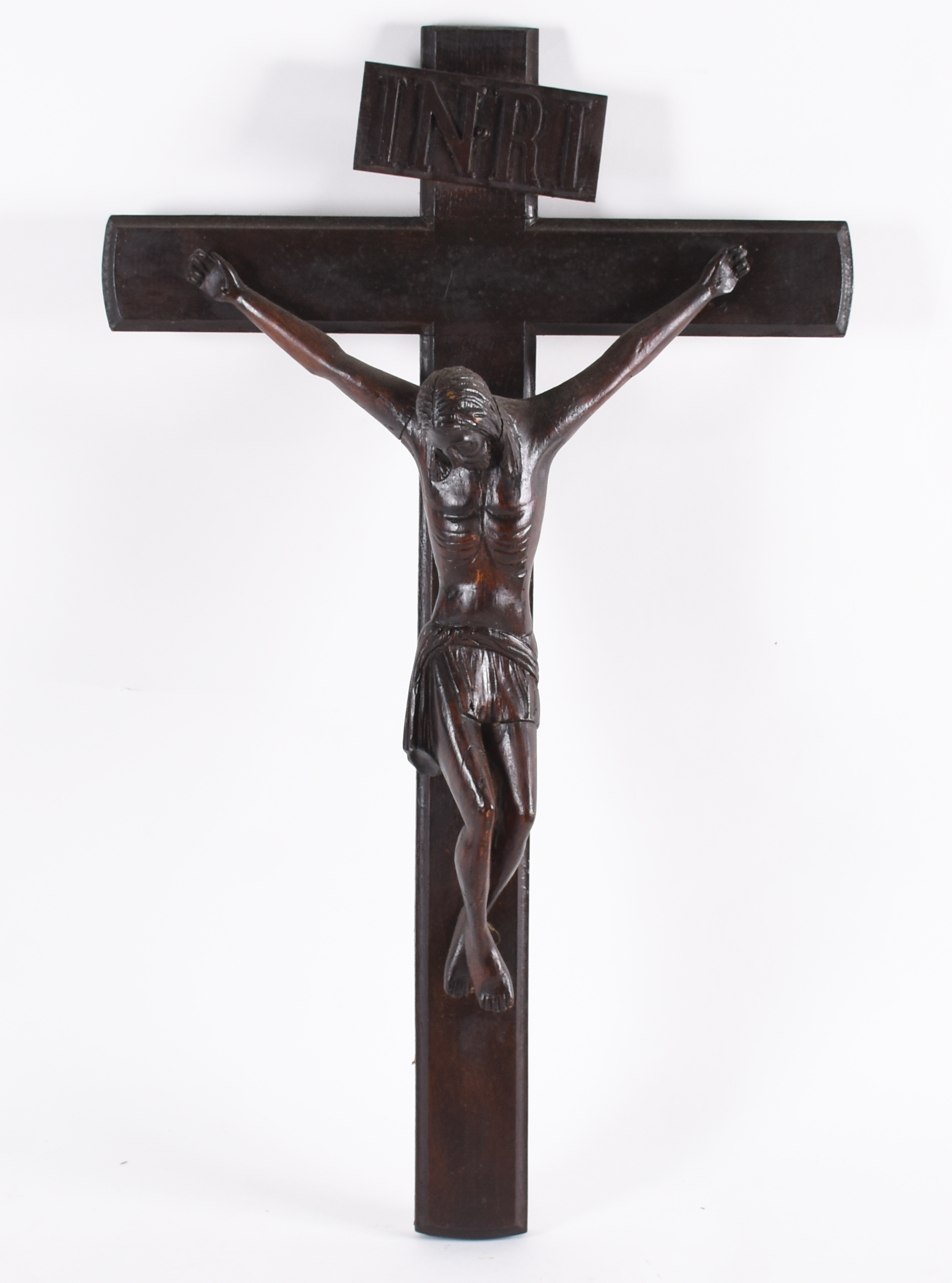 Crucifixo de madeira com figura de Cristo entalhada. (altura total) - foto 1 de 4