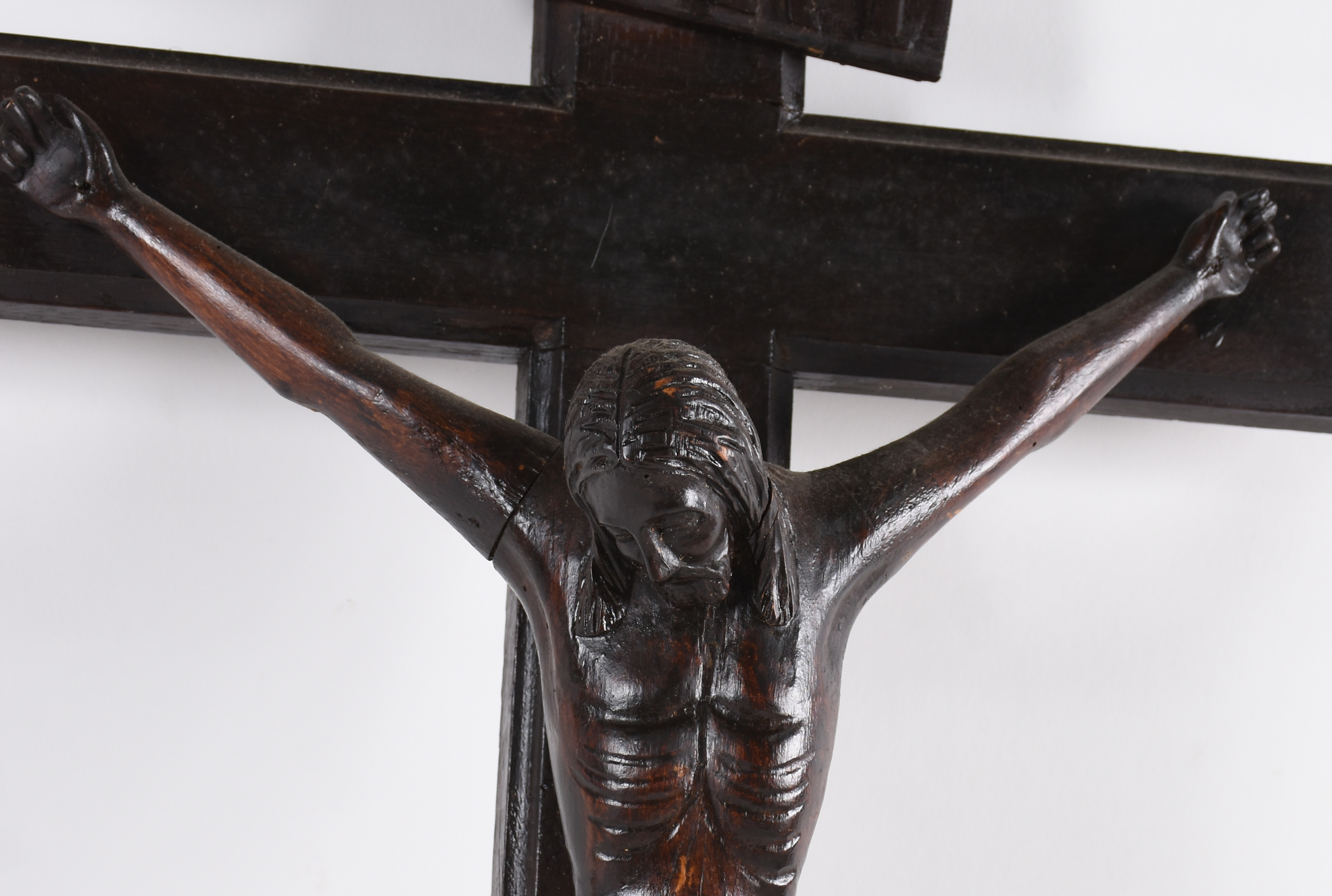 Crucifixo de madeira com figura de Cristo entalhada. (altura total) - foto 2 de 4