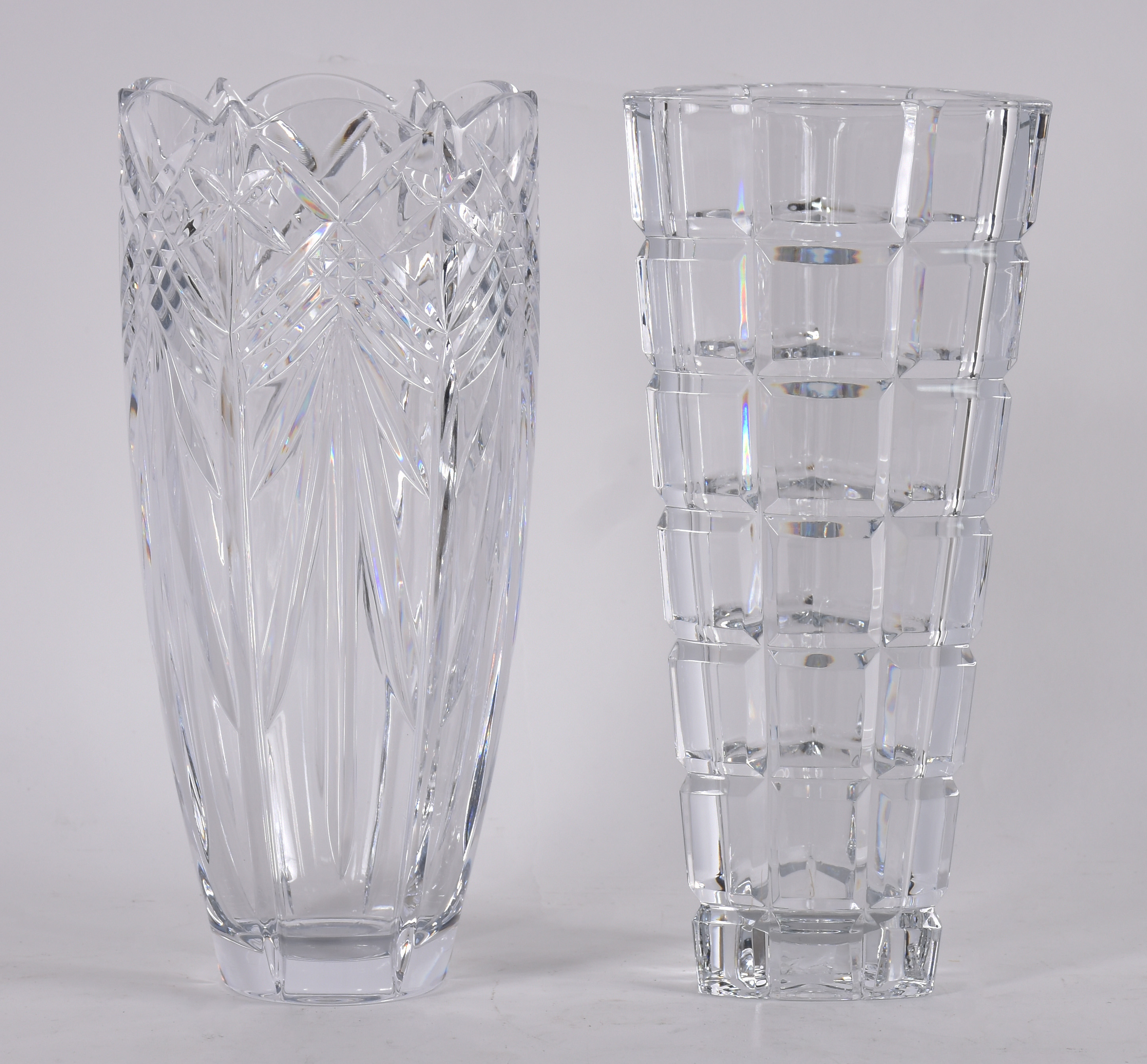 Dois vasos de cristal europeu lapidado. - foto 1 de 4