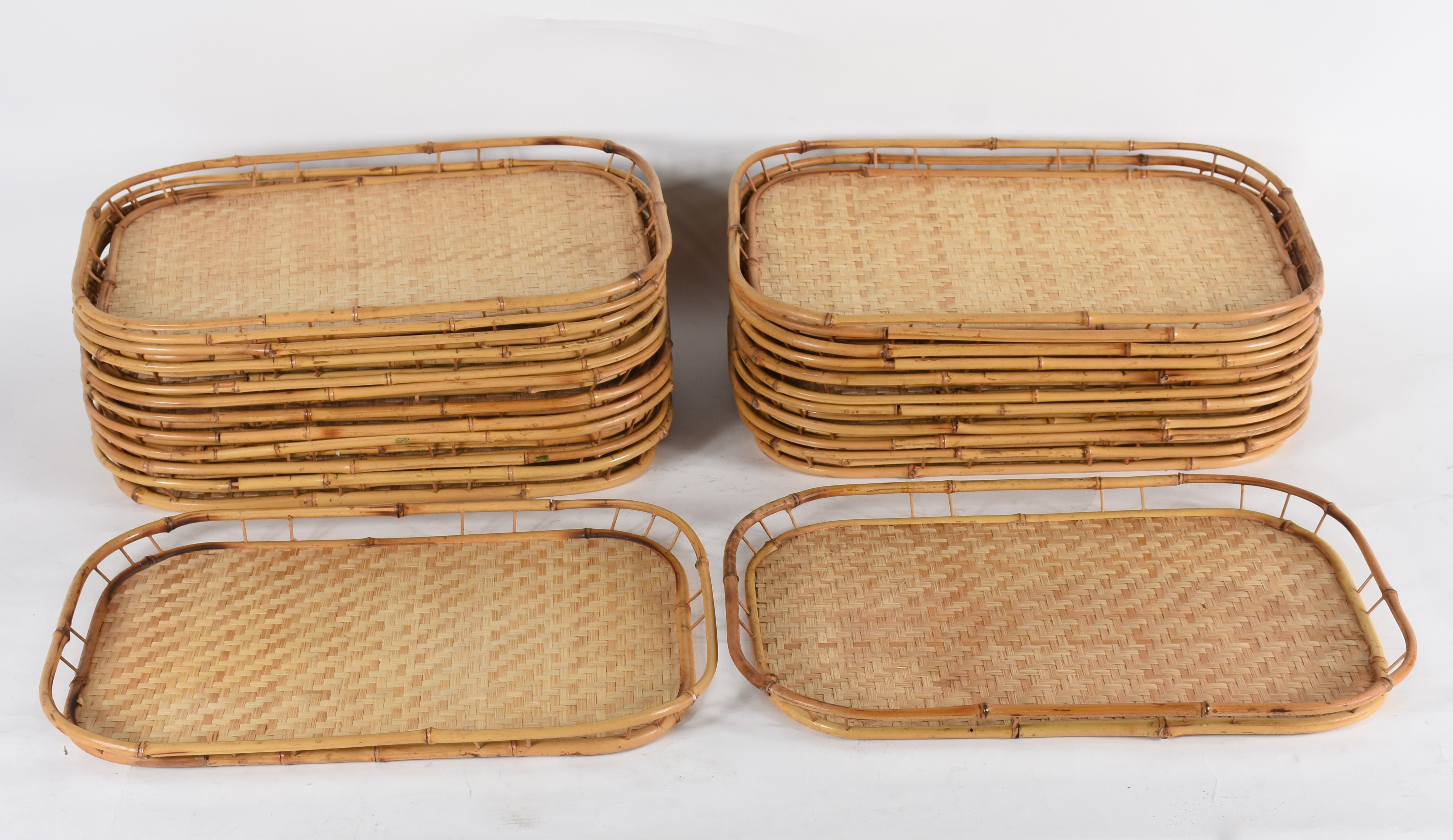Conjunto com 23 bandejas de palha para serviço americano. - foto 1 de 2