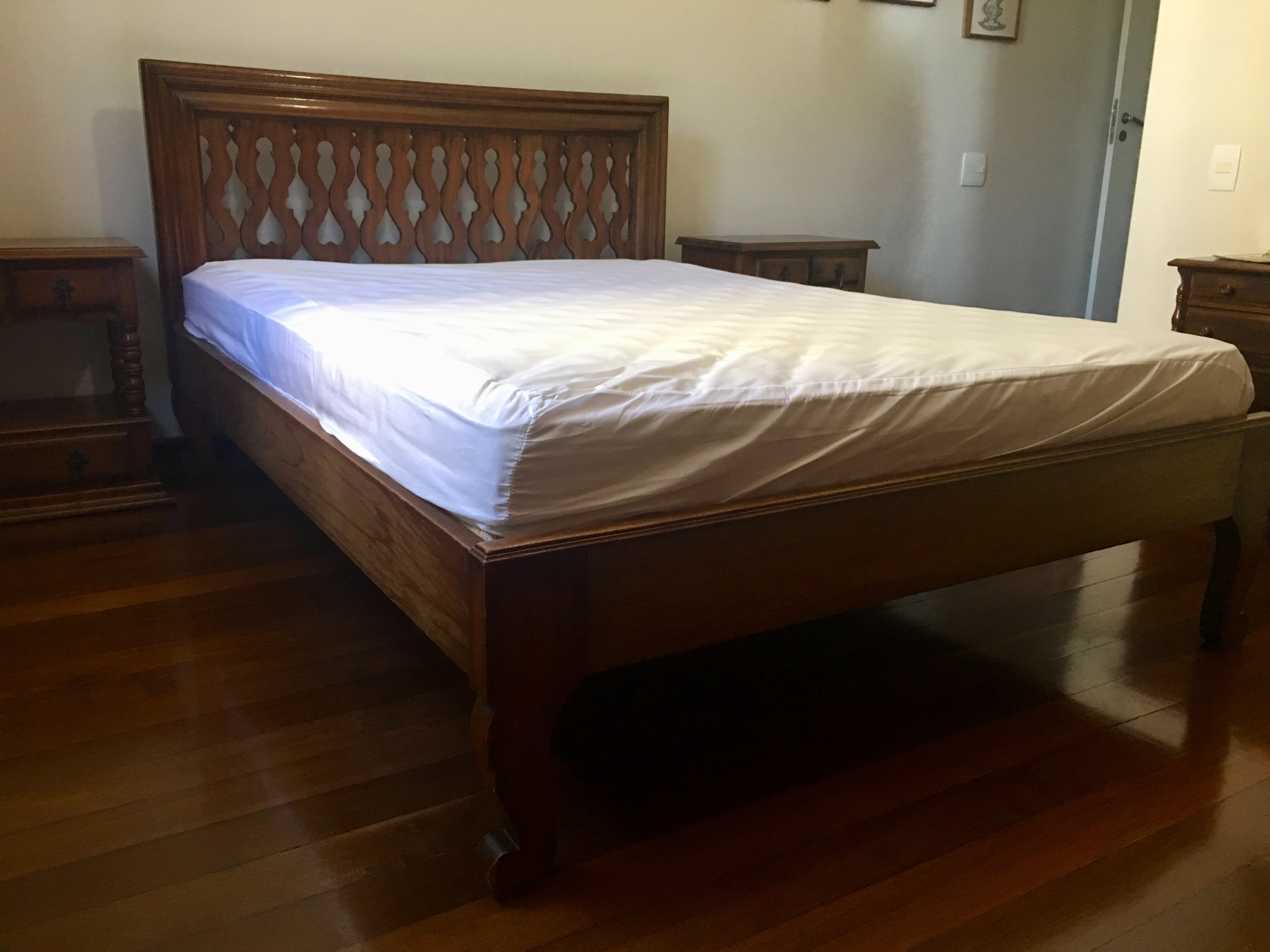 Conjunto de cama de casal e par de mesinhas de cabeceira de madeira... - foto 2 de 4
