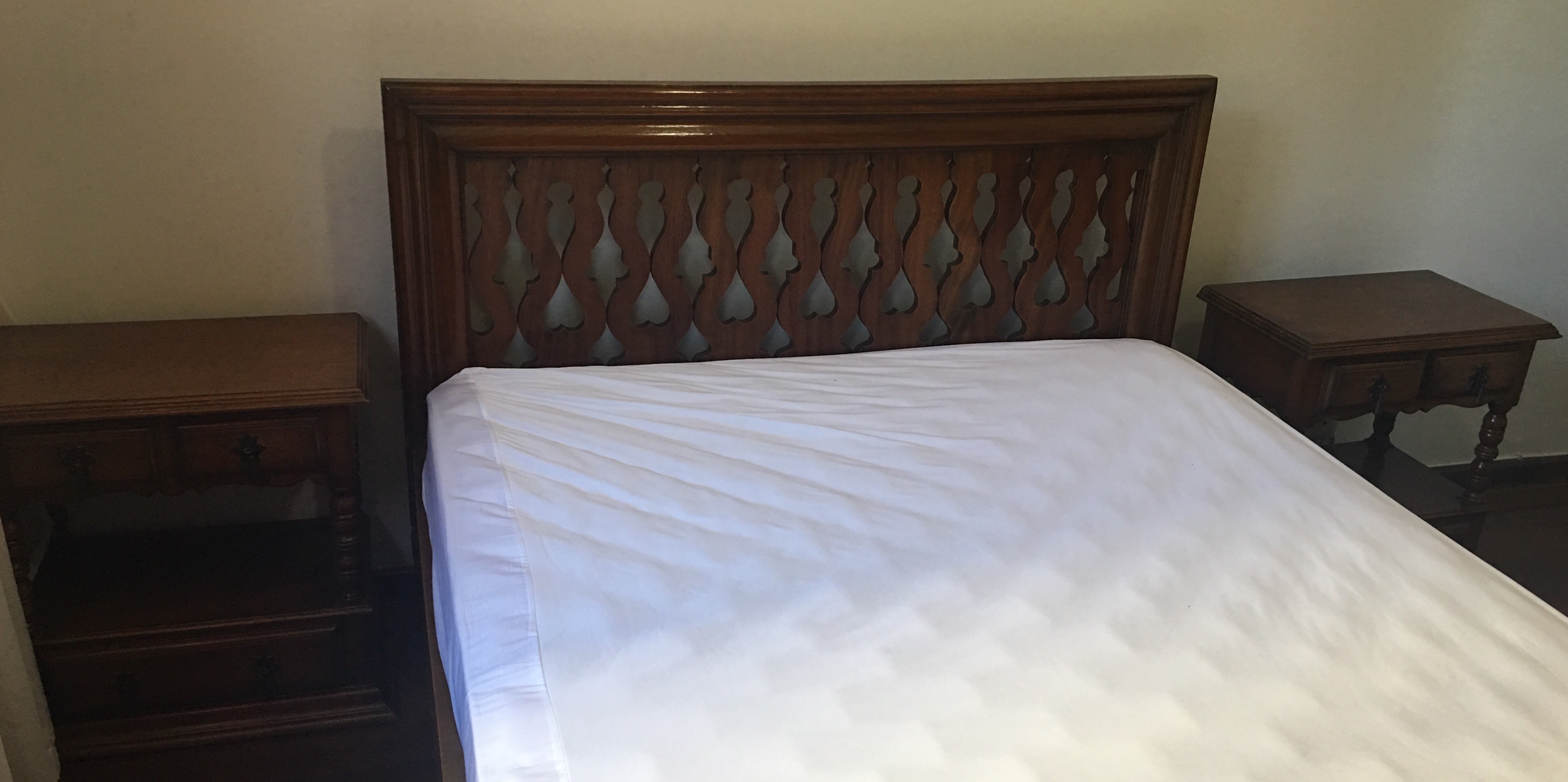 Conjunto de cama de casal e par de mesinhas de cabeceira de madeira... - foto 1 de 4