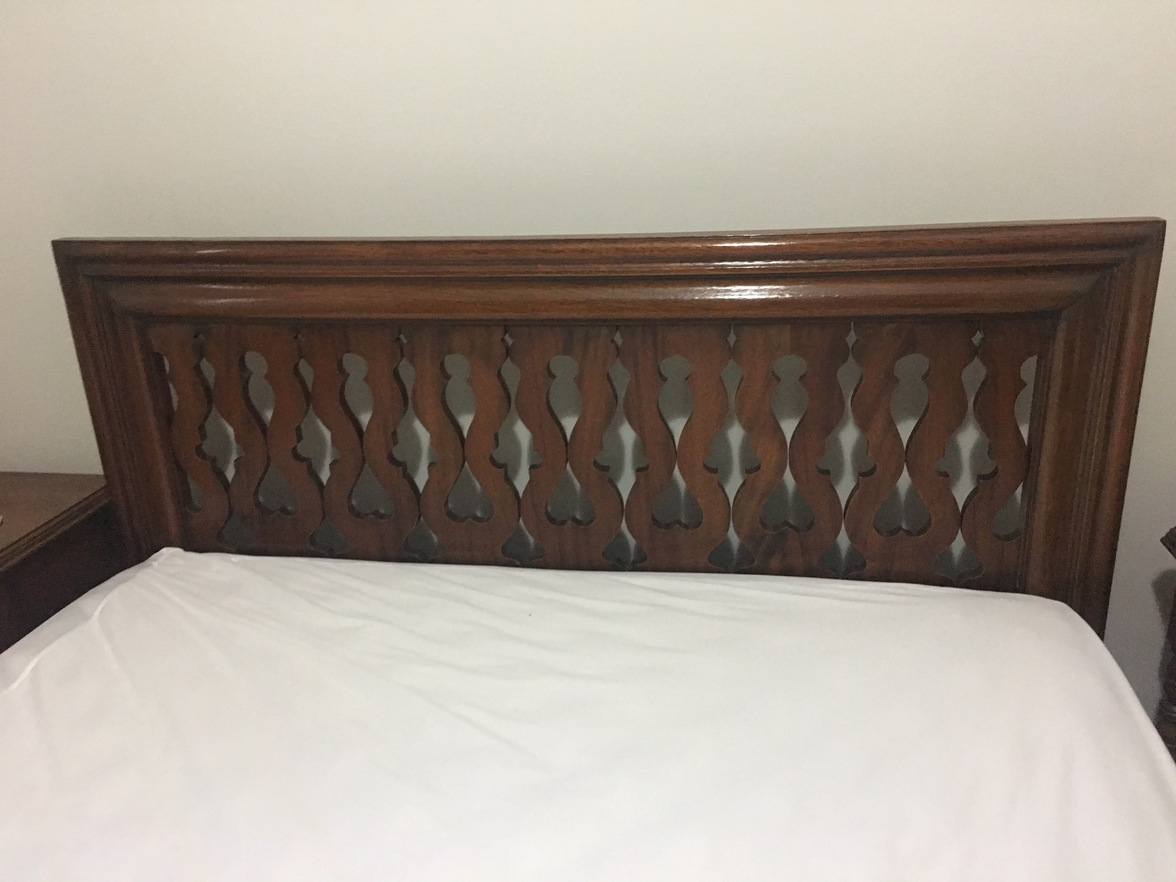 Conjunto de cama de casal e par de mesinhas de cabeceira de madeira... - foto 3 de 4