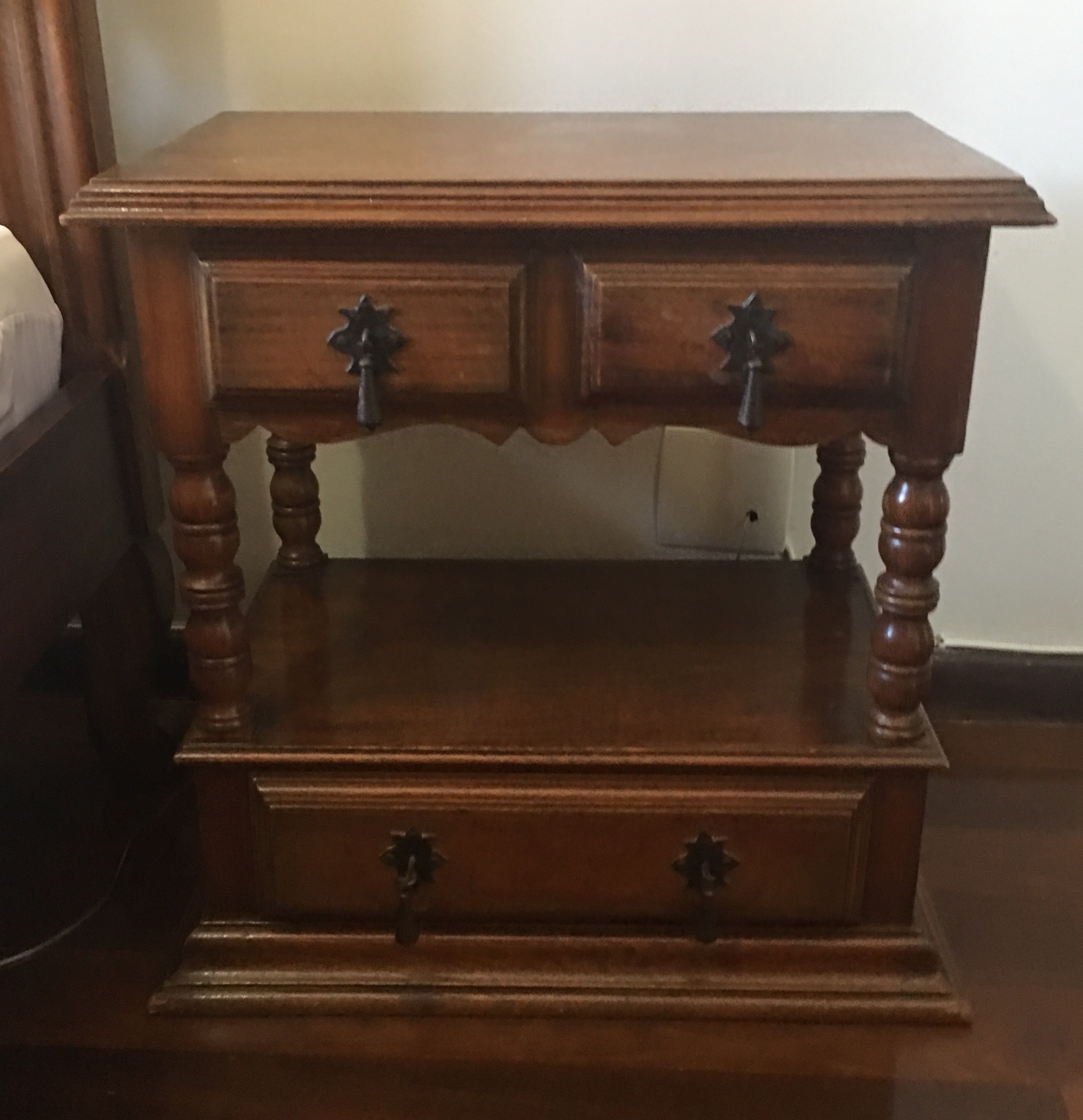 Conjunto de cama de casal e par de mesinhas de cabeceira de madeira... - foto 4 de 4