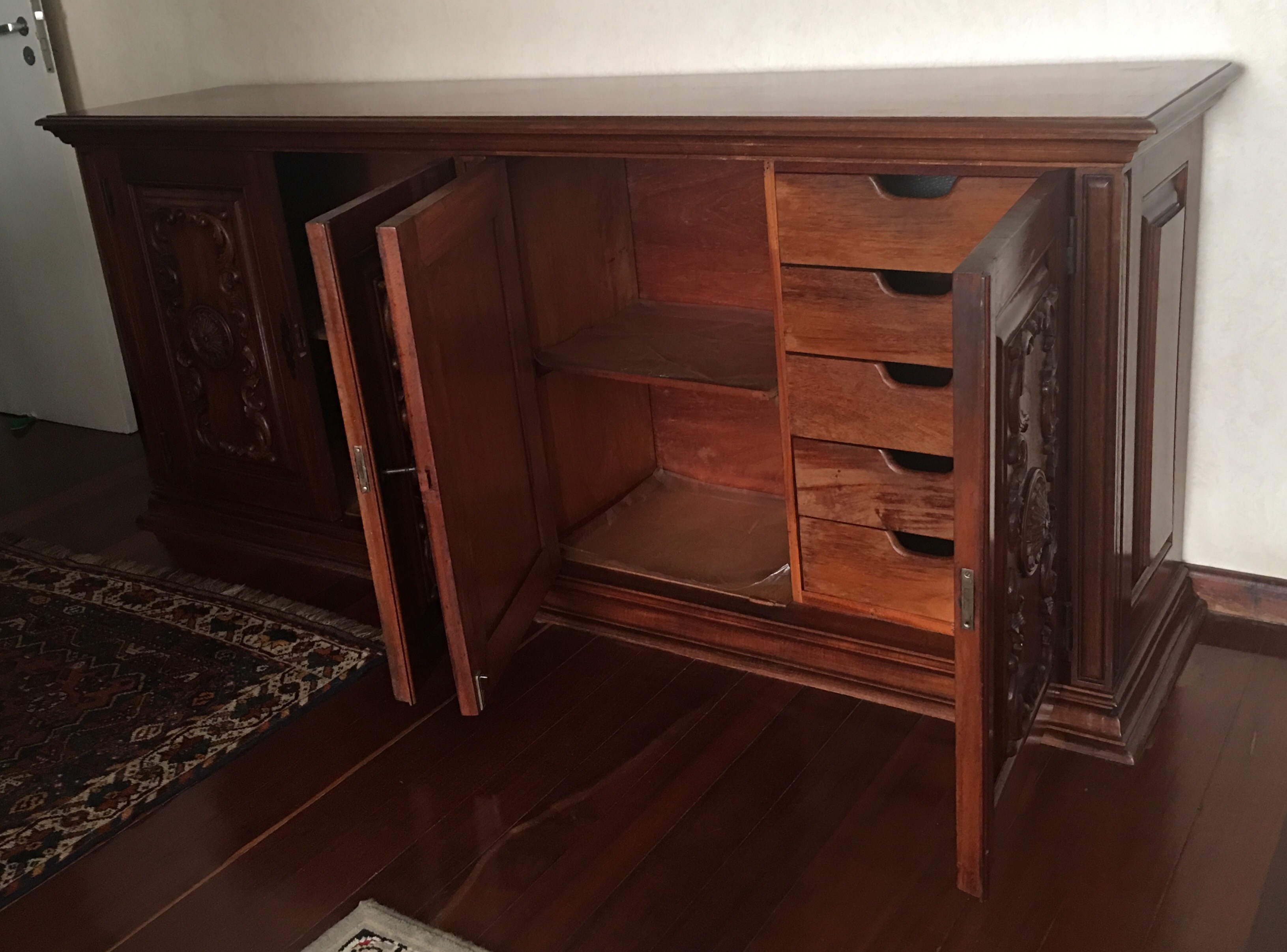 Buffet de madeira nobre com 4 portas almofadadas com entalhes... - foto 2 de 2