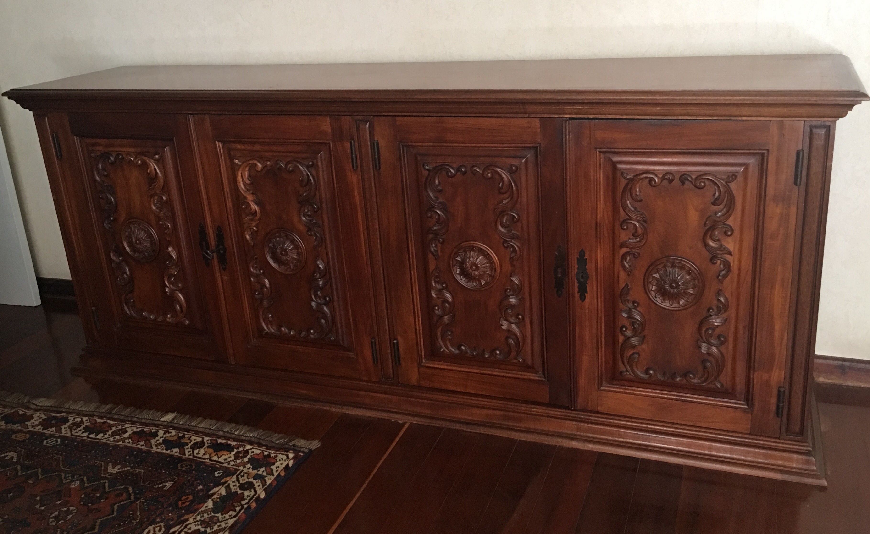 Buffet de madeira nobre com 4 portas almofadadas com entalhes... - foto 1 de 2