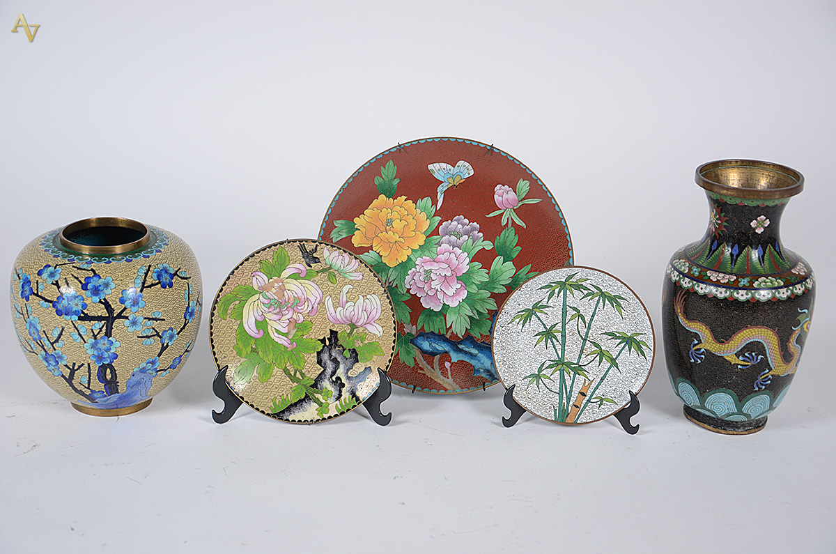 Conjunto com 5 peças de cloisonne, sendo dois vasos e três pratos... - foto 1 de 2