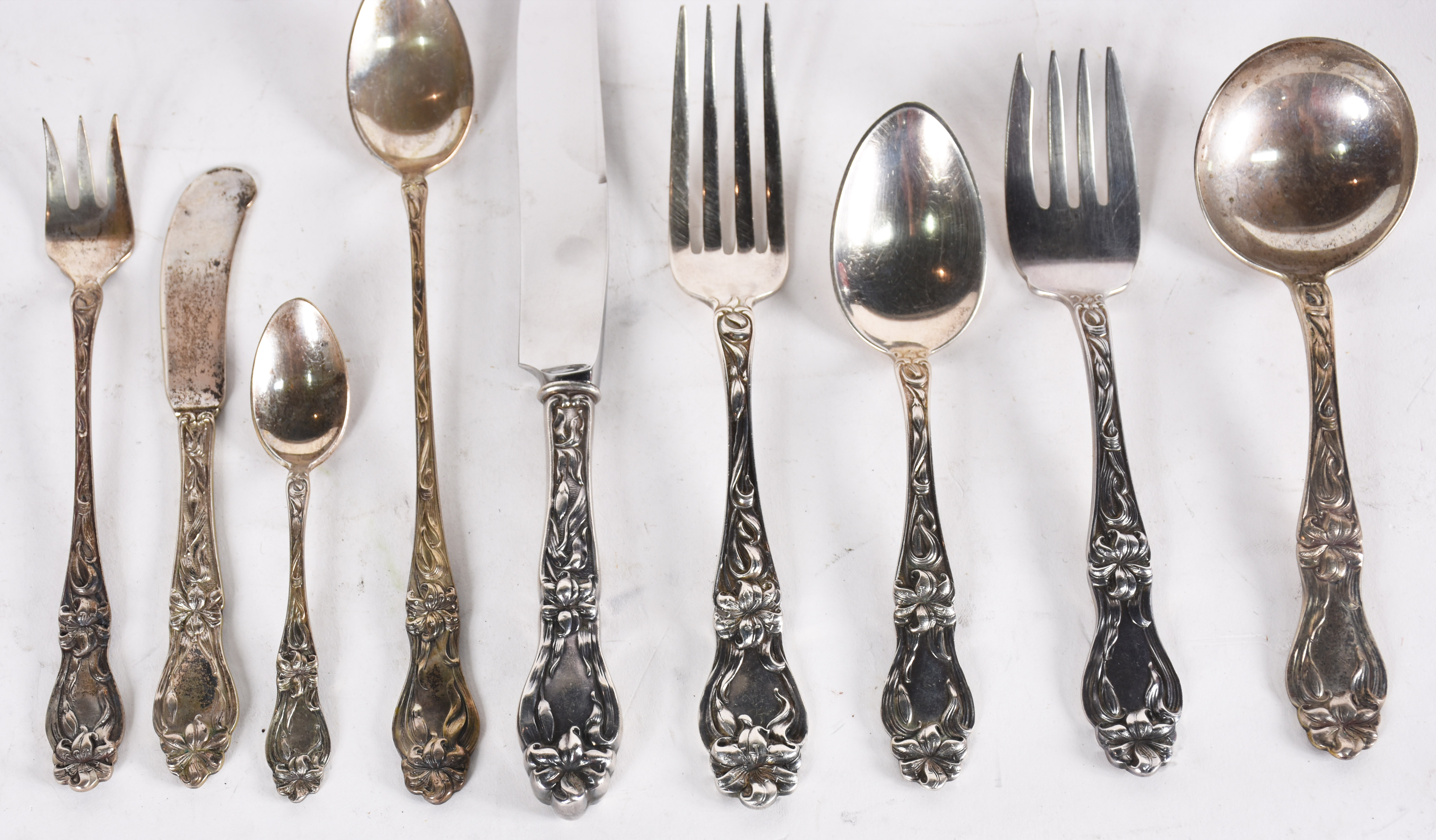 Faqueiro de prata Sterling, modelo "Lily", composto de 12 facas, 12... - foto 2 de 6