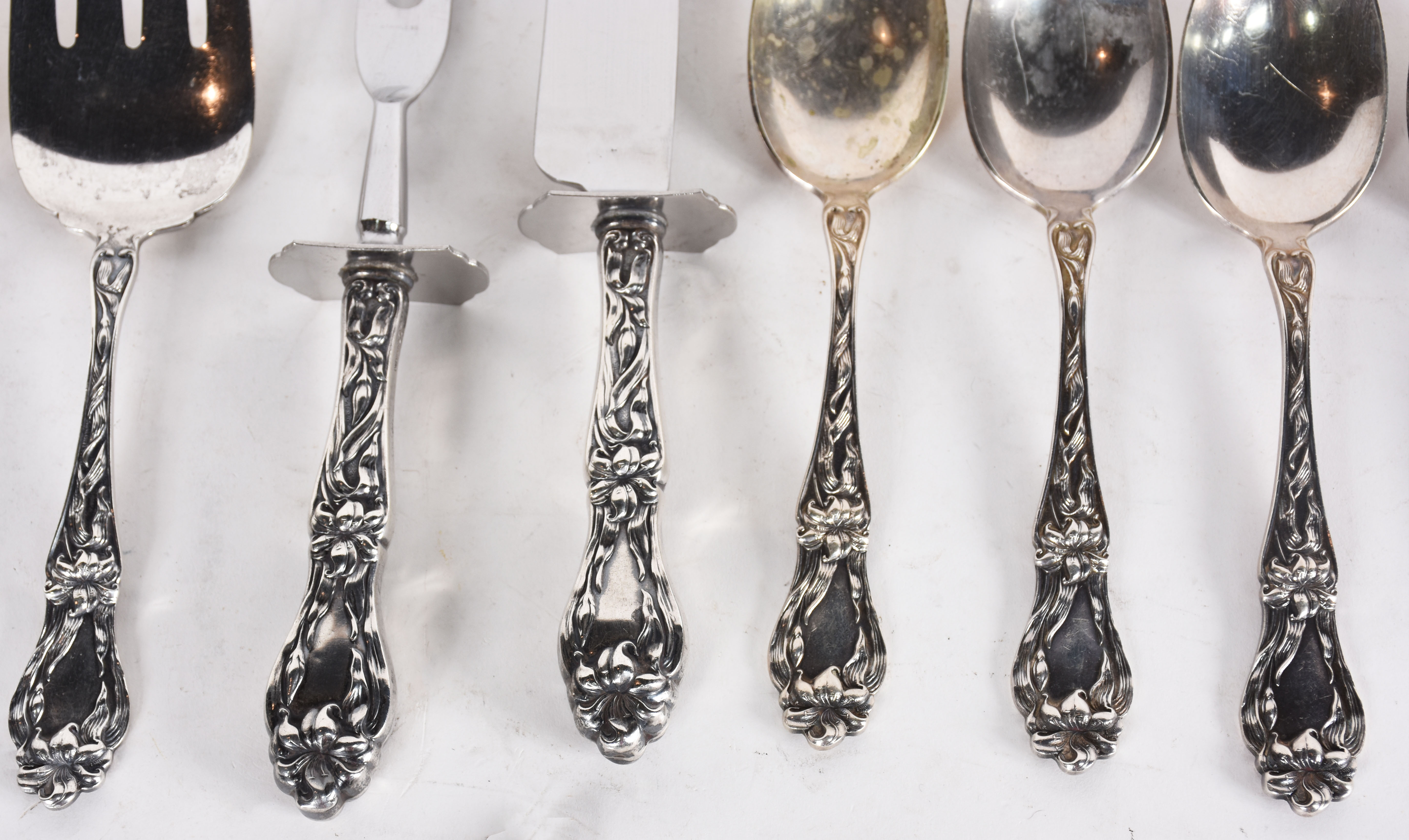 Faqueiro de prata Sterling, modelo "Lily", composto de 12 facas, 12... - foto 3 de 6
