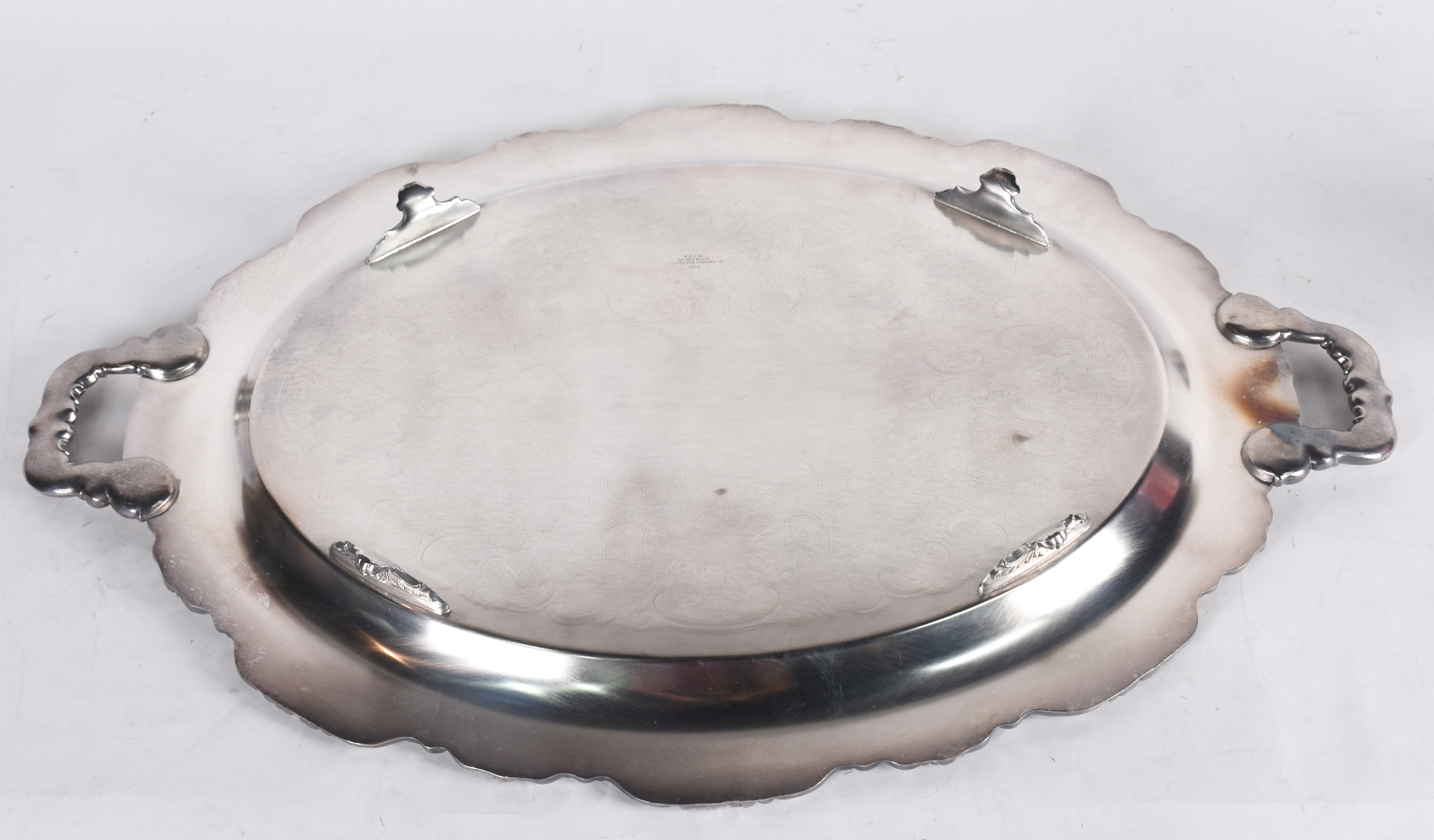 Grande bandeja com alças de metal prateado, borda trabalhada. - foto 4 de 5