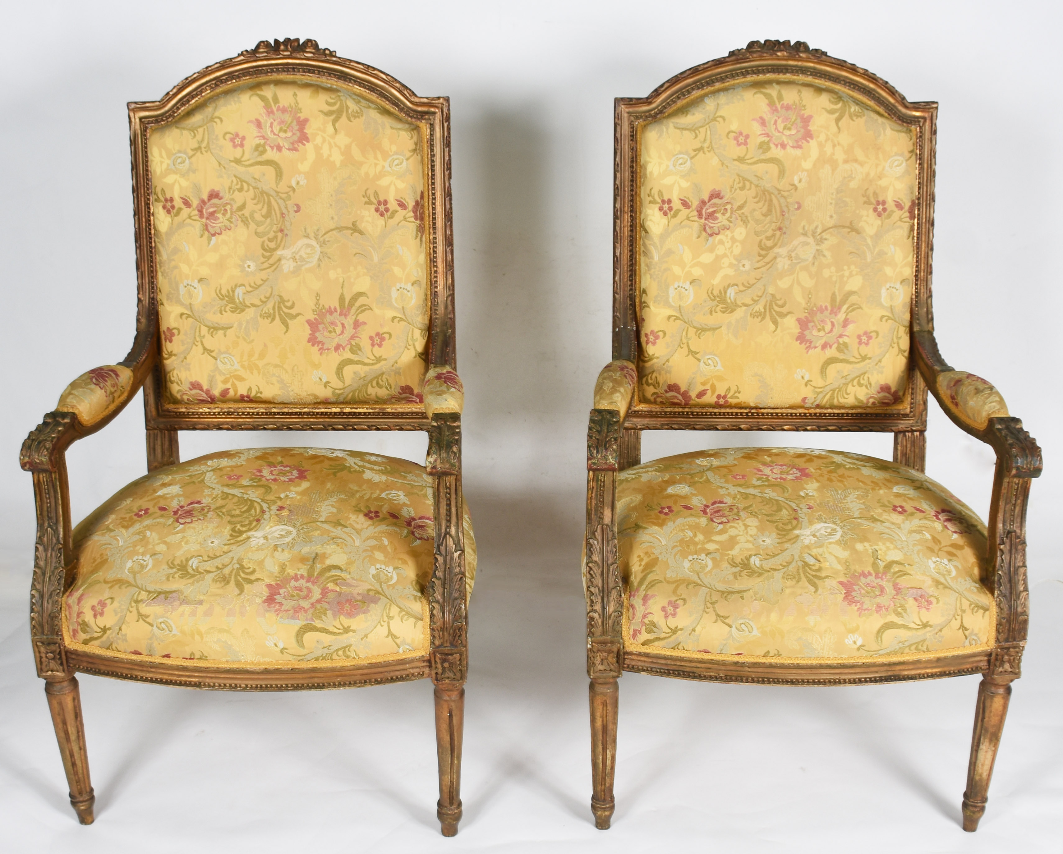 Par de poltronas francesas de madeira dourada, estofadas e forradas... - foto 1 de 3