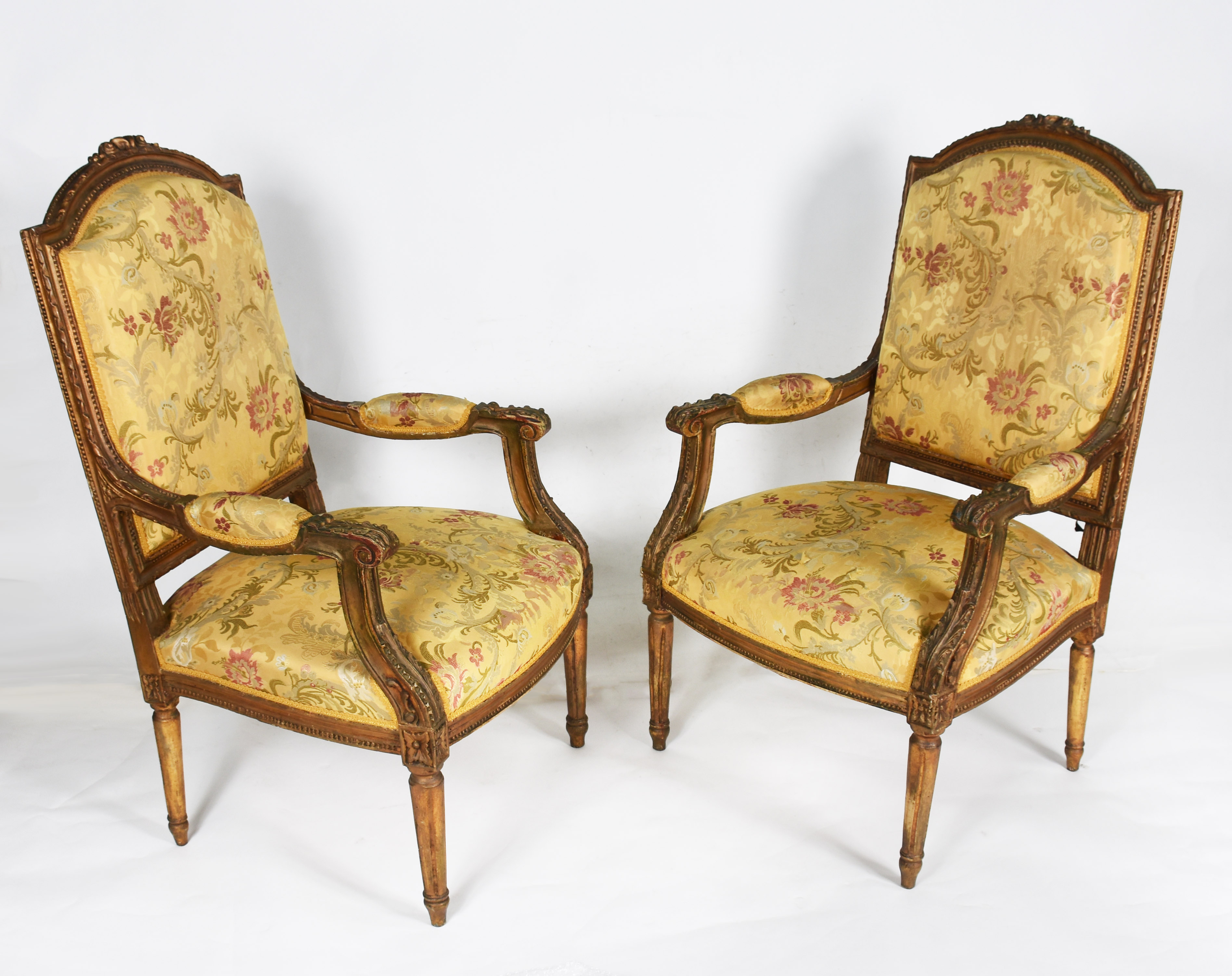 Par de poltronas francesas de madeira dourada, estofadas e forradas... - foto 2 de 3