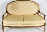 Sofá estilo frances de madeira dourada, estofad... - Sofá estilo frances de madeira dourada, estofado e forrado com tecido bege. (tecido com manchas).