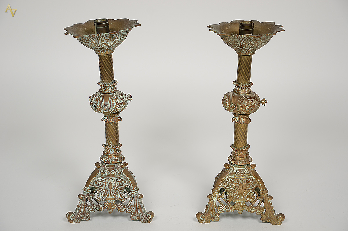 Par de castiçais/tocheiros de metal, altura 36 cm.