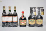 Seis bebidas, sendo: 2 licor Corolans (acompanh... - Seis bebidas, sendo: 2 licor Corolans (acompanha duas miniaturas de Frangelico), 3 vinhos tinto Calvet e um licor Drambuie.