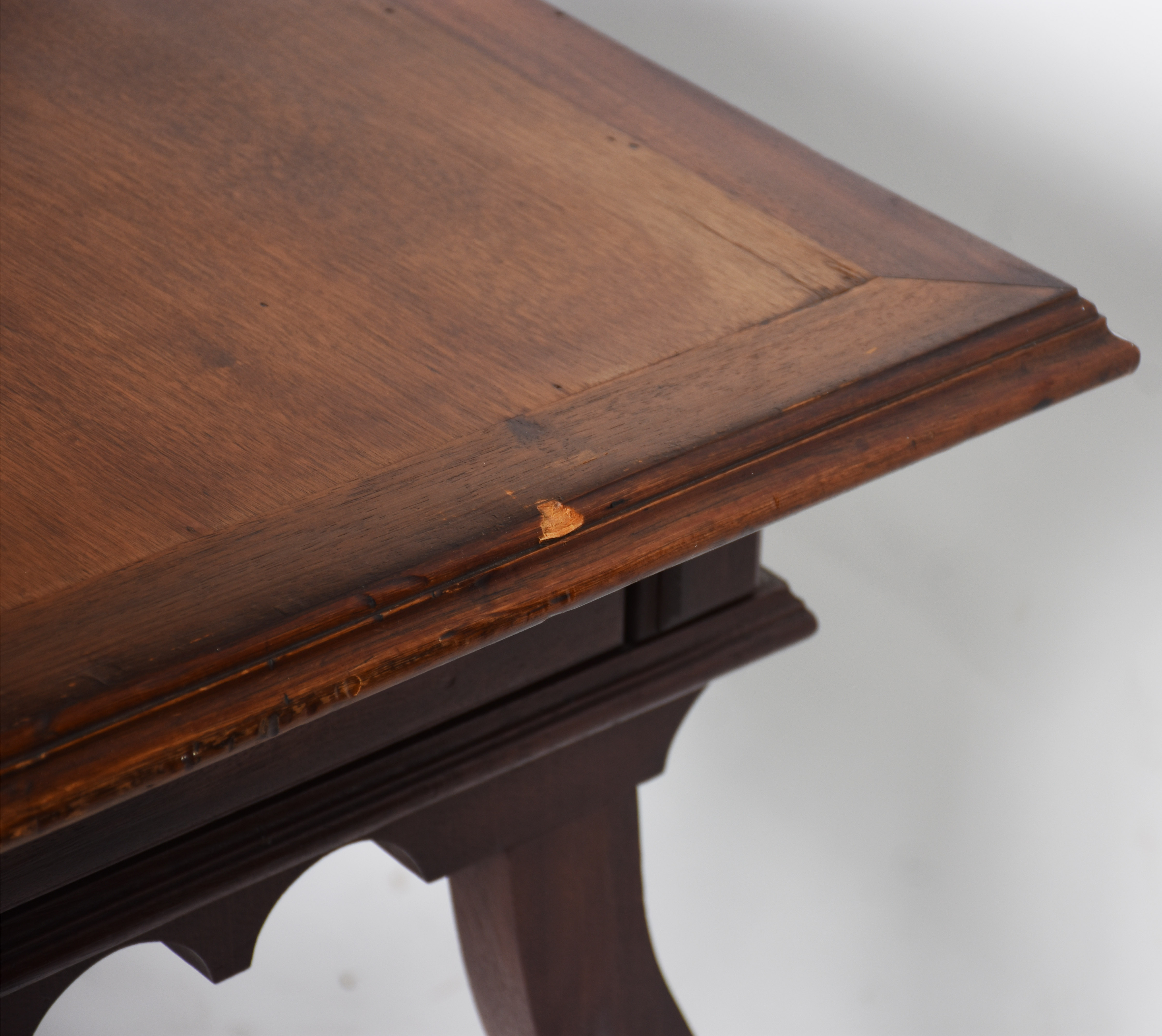Mesa escrivaninha de madeira nobre, duas gavetas, pernas em forma de... - foto 4 de 6
